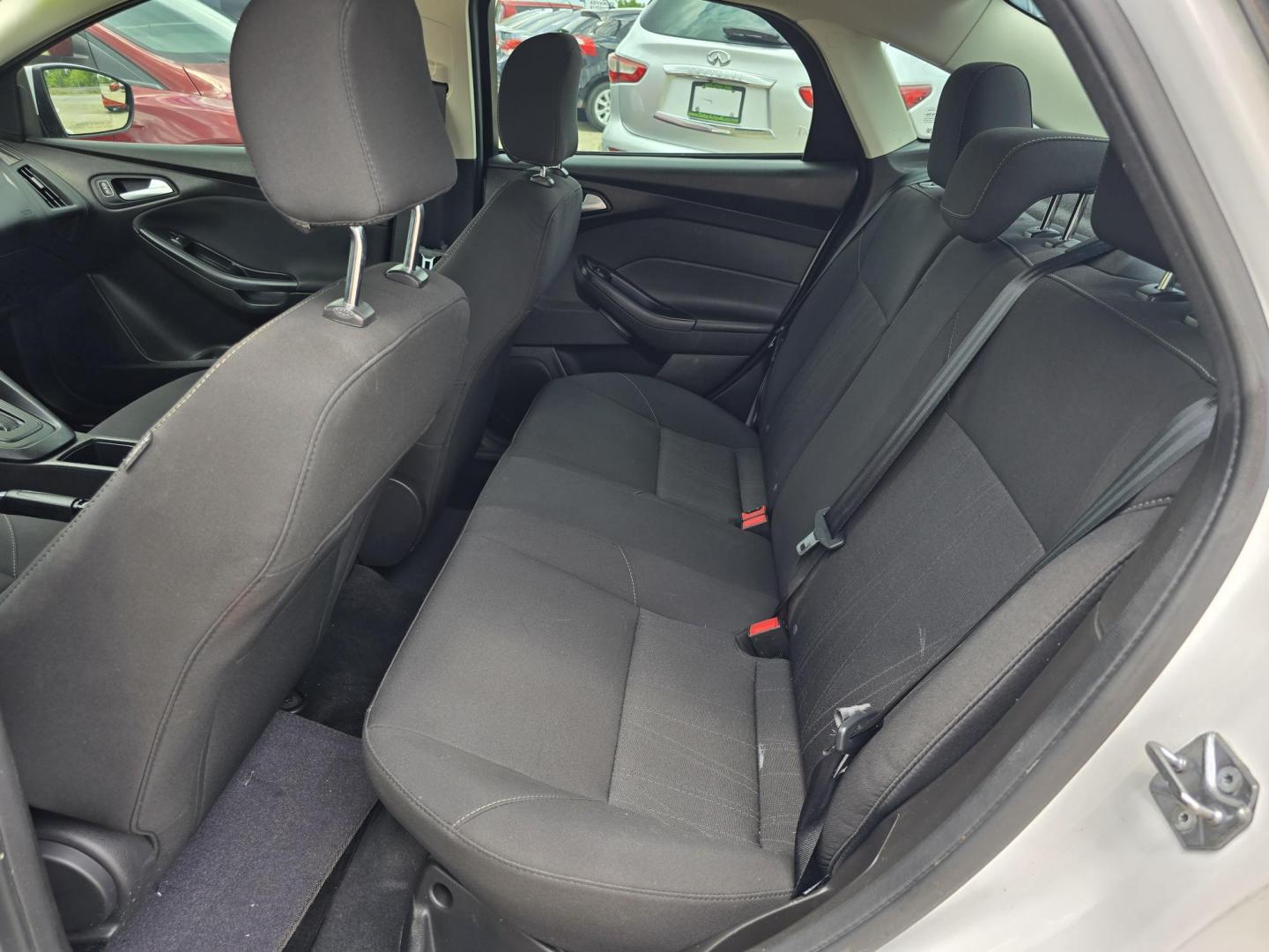 2016 Ford Focus SE (1FADP3F25GL) with an 2.0L L4 DOHC 16V engine, AUTO transmission, located at 2660 S.Garland Avenue, Garland, TX, 75041, (469) 298-3118, 32.885551, -96.655602 - Photo#15