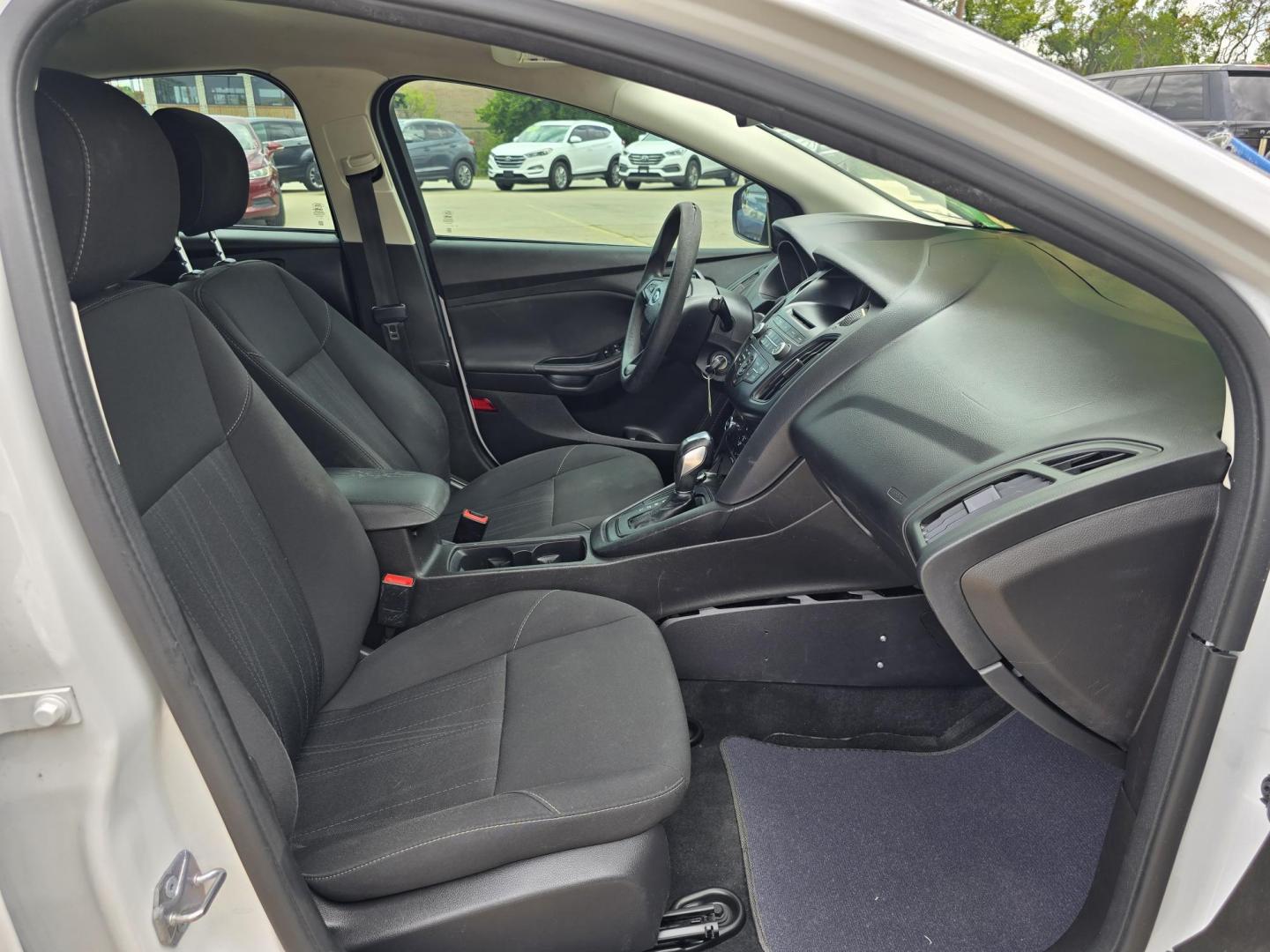 2016 Ford Focus SE (1FADP3F25GL) with an 2.0L L4 DOHC 16V engine, AUTO transmission, located at 2660 S.Garland Avenue, Garland, TX, 75041, (469) 298-3118, 32.885551, -96.655602 - Photo#17