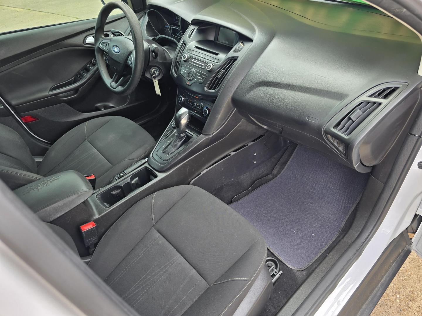 2016 Ford Focus SE (1FADP3F25GL) with an 2.0L L4 DOHC 16V engine, AUTO transmission, located at 2660 S.Garland Avenue, Garland, TX, 75041, (469) 298-3118, 32.885551, -96.655602 - Photo#18