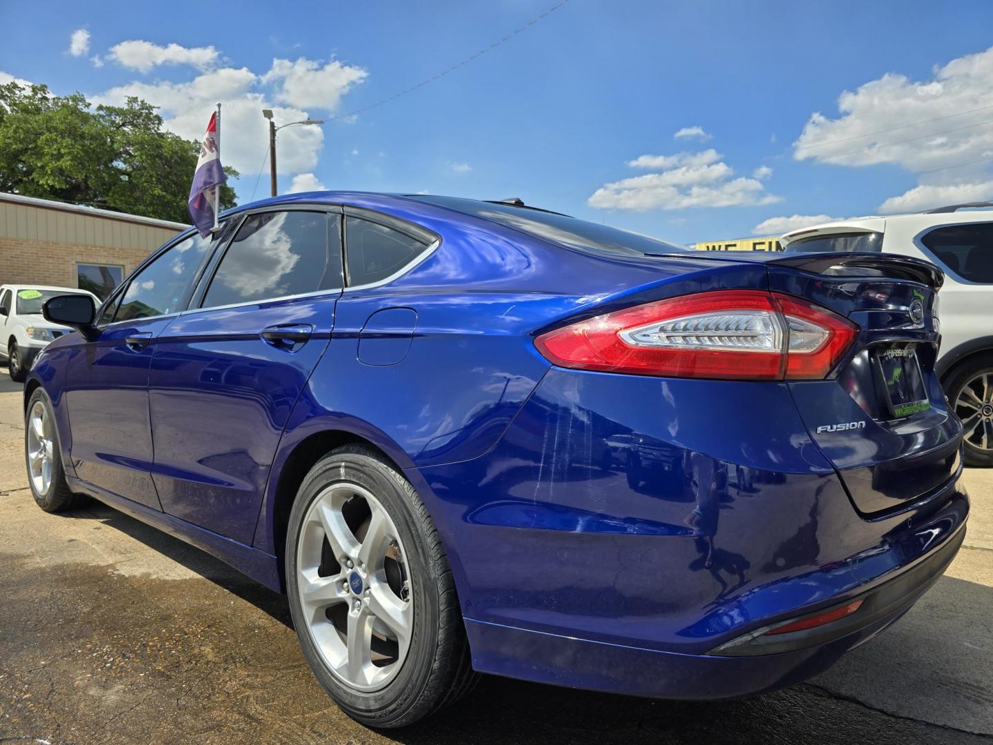 2016 SILVER Ford Fusion SE (3FA6P0H7XGR) with an 2.5L L4 DOHC 16V engine, 6-Speed Automatic transmission, located at 2660 S.Garland Avenue, Garland, TX, 75041, (469) 298-3118, 32.885551, -96.655602 - Photo#5