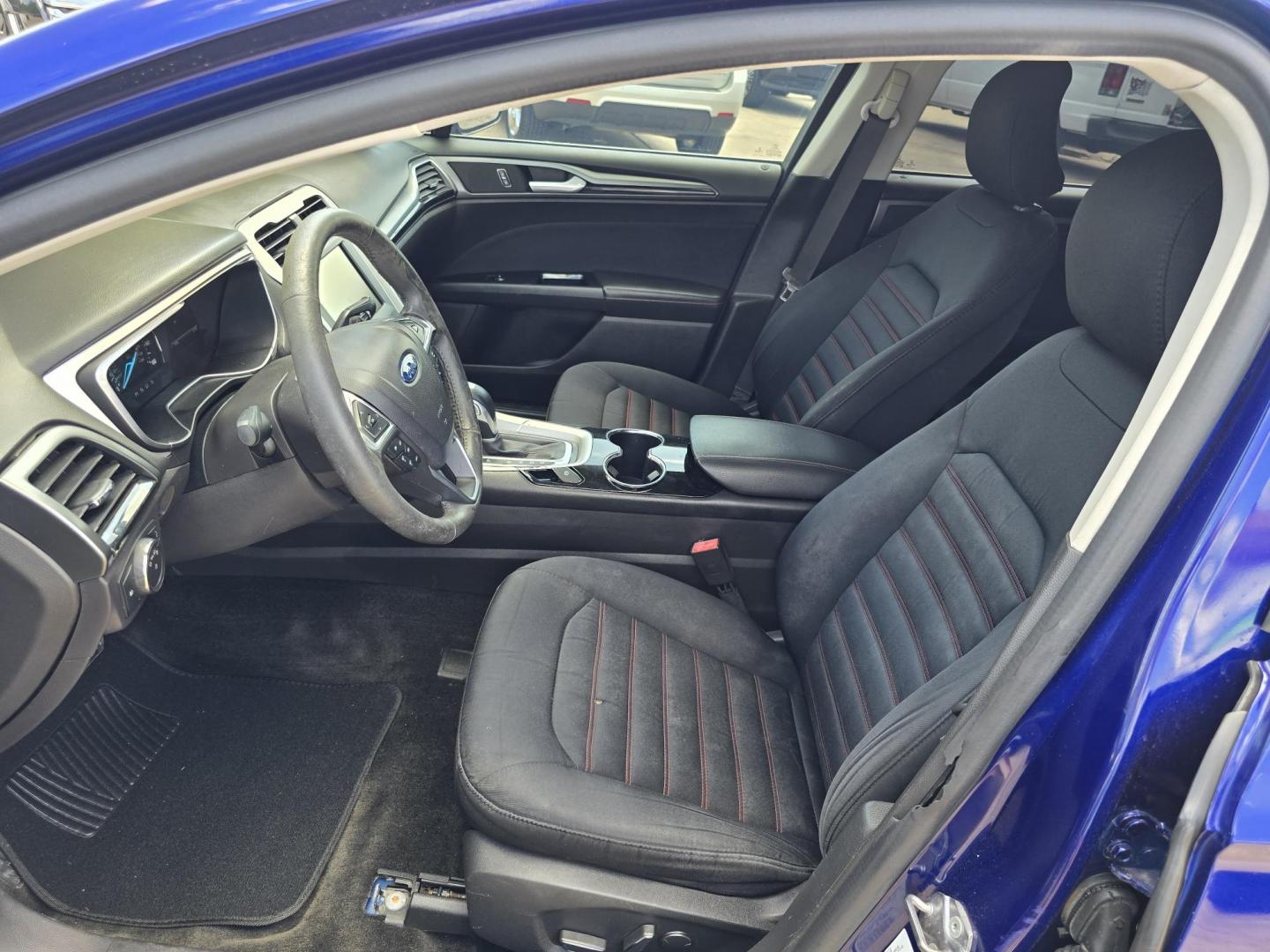 2016 SILVER Ford Fusion SE (3FA6P0H7XGR) with an 2.5L L4 DOHC 16V engine, 6-Speed Automatic transmission, located at 2660 S.Garland Avenue, Garland, TX, 75041, (469) 298-3118, 32.885551, -96.655602 - Photo#9