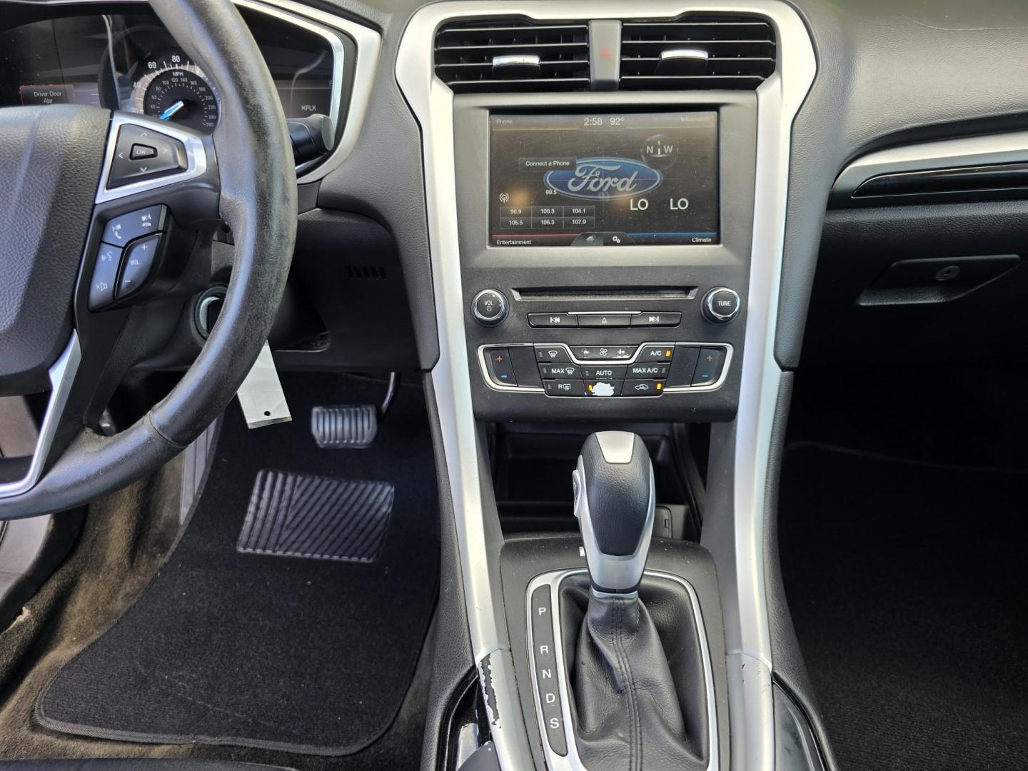 2016 SILVER Ford Fusion SE (3FA6P0H7XGR) with an 2.5L L4 DOHC 16V engine, 6-Speed Automatic transmission, located at 2660 S.Garland Avenue, Garland, TX, 75041, (469) 298-3118, 32.885551, -96.655602 - Photo#11