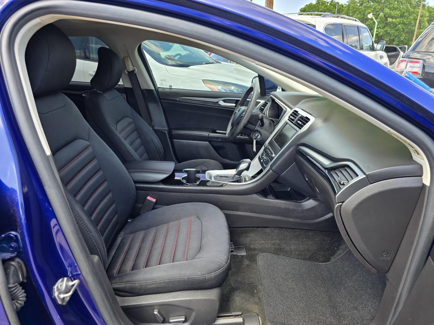 2016 SILVER Ford Fusion SE (3FA6P0H7XGR) with an 2.5L L4 DOHC 16V engine, 6-Speed Automatic transmission, located at 2660 S.Garland Avenue, Garland, TX, 75041, (469) 298-3118, 32.885551, -96.655602 - Photo#16