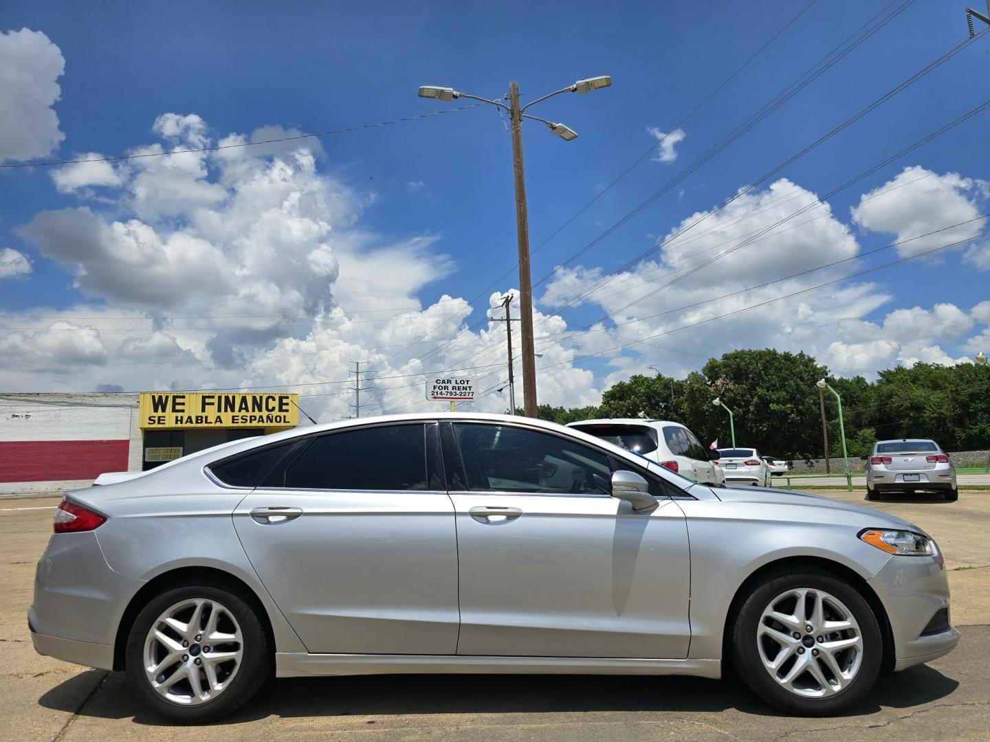 2016 SILVER Ford Fusion SE (3FA6P0H74GR) with an 2.5L L4 DOHC 16V engine, 6-Speed Automatic transmission, located at 2660 S.Garland Avenue, Garland, TX, 75041, (469) 298-3118, 32.885551, -96.655602 - Photo#2