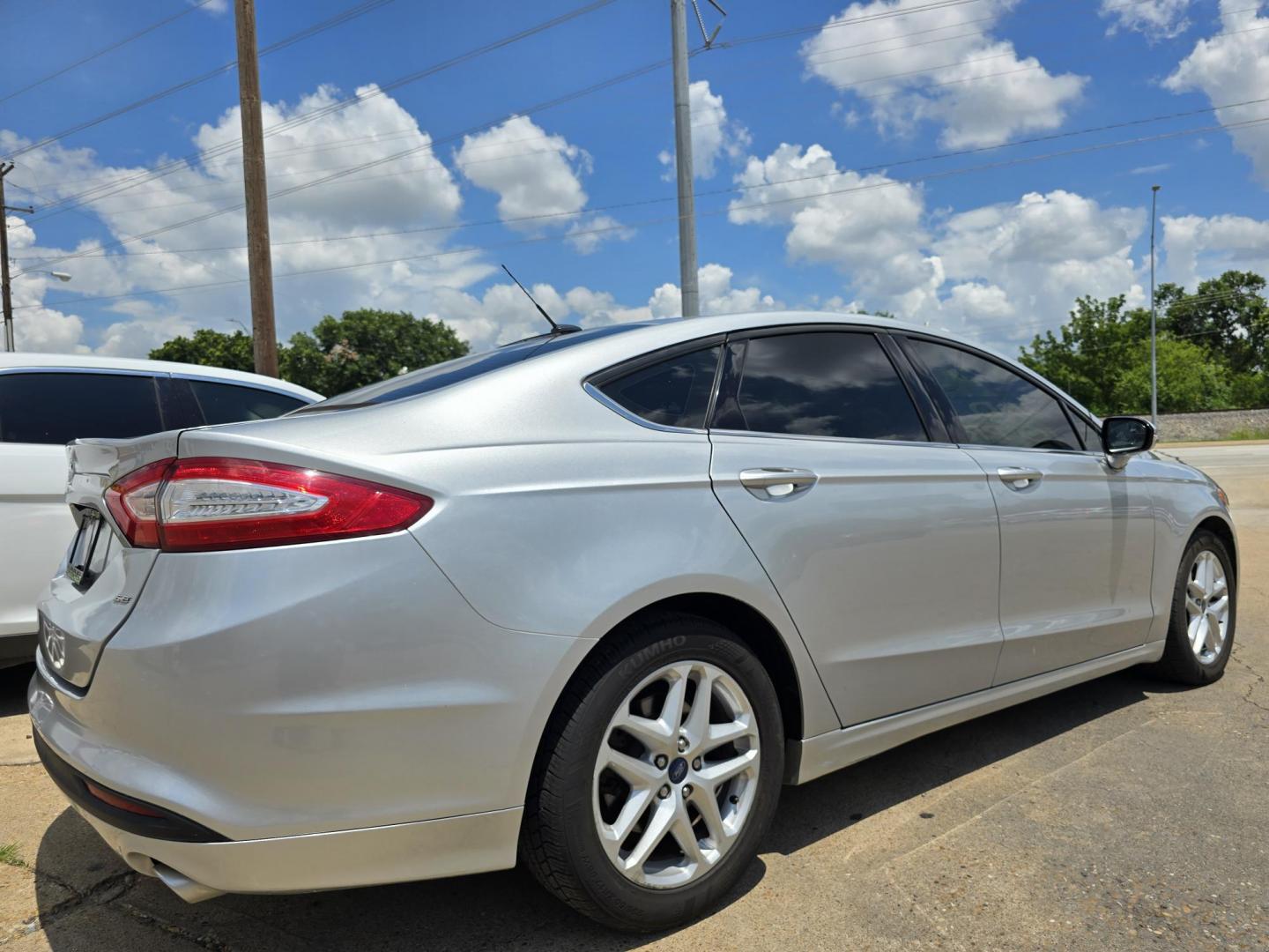 2016 SILVER Ford Fusion SE (3FA6P0H74GR) with an 2.5L L4 DOHC 16V engine, 6-Speed Automatic transmission, located at 2660 S.Garland Avenue, Garland, TX, 75041, (469) 298-3118, 32.885551, -96.655602 - Photo#3