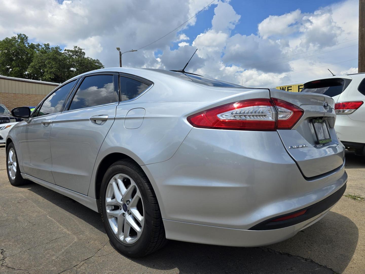 2016 SILVER Ford Fusion SE (3FA6P0H74GR) with an 2.5L L4 DOHC 16V engine, 6-Speed Automatic transmission, located at 2660 S.Garland Avenue, Garland, TX, 75041, (469) 298-3118, 32.885551, -96.655602 - Photo#5