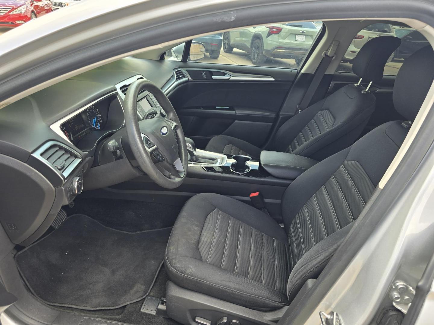 2016 SILVER Ford Fusion SE (3FA6P0H74GR) with an 2.5L L4 DOHC 16V engine, 6-Speed Automatic transmission, located at 2660 S.Garland Avenue, Garland, TX, 75041, (469) 298-3118, 32.885551, -96.655602 - Photo#11