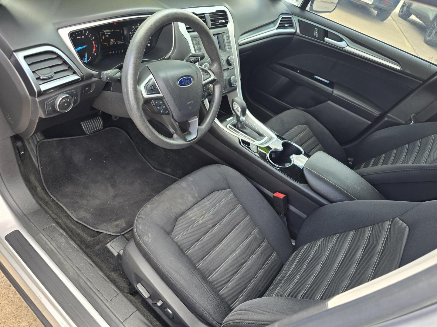 2016 SILVER Ford Fusion SE (3FA6P0H74GR) with an 2.5L L4 DOHC 16V engine, 6-Speed Automatic transmission, located at 2660 S.Garland Avenue, Garland, TX, 75041, (469) 298-3118, 32.885551, -96.655602 - Photo#10