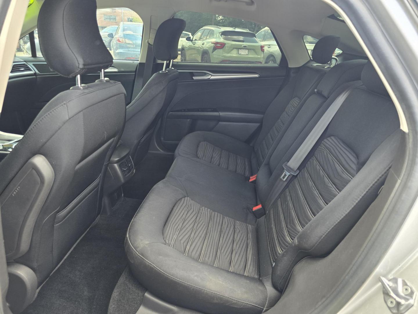 2016 SILVER Ford Fusion SE (3FA6P0H74GR) with an 2.5L L4 DOHC 16V engine, 6-Speed Automatic transmission, located at 2660 S.Garland Avenue, Garland, TX, 75041, (469) 298-3118, 32.885551, -96.655602 - Photo#15