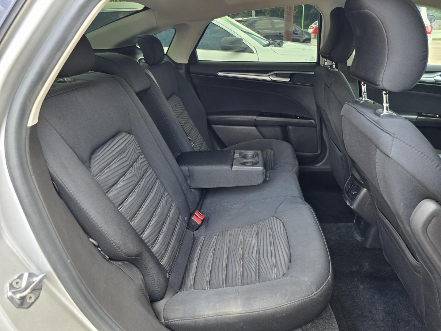 2016 SILVER Ford Fusion SE (3FA6P0H74GR) with an 2.5L L4 DOHC 16V engine, 6-Speed Automatic transmission, located at 2660 S.Garland Avenue, Garland, TX, 75041, (469) 298-3118, 32.885551, -96.655602 - Photo#16