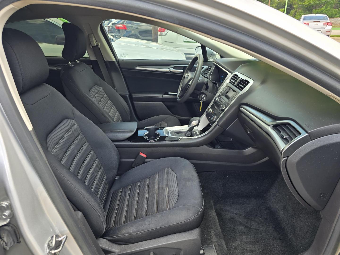 2016 SILVER Ford Fusion SE (3FA6P0H74GR) with an 2.5L L4 DOHC 16V engine, 6-Speed Automatic transmission, located at 2660 S.Garland Avenue, Garland, TX, 75041, (469) 298-3118, 32.885551, -96.655602 - Photo#17