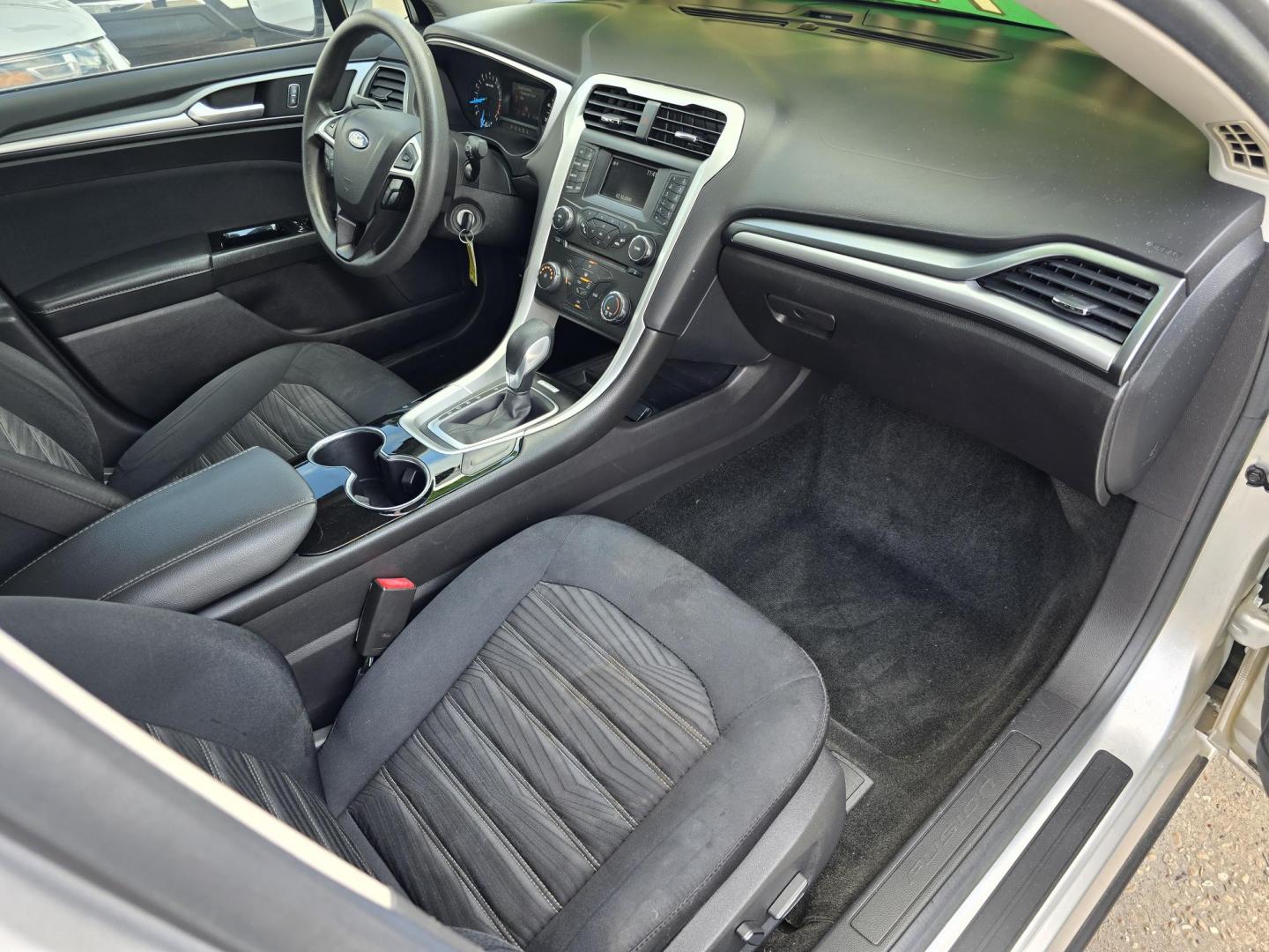 2016 SILVER Ford Fusion SE (3FA6P0H74GR) with an 2.5L L4 DOHC 16V engine, 6-Speed Automatic transmission, located at 2660 S.Garland Avenue, Garland, TX, 75041, (469) 298-3118, 32.885551, -96.655602 - Photo#18