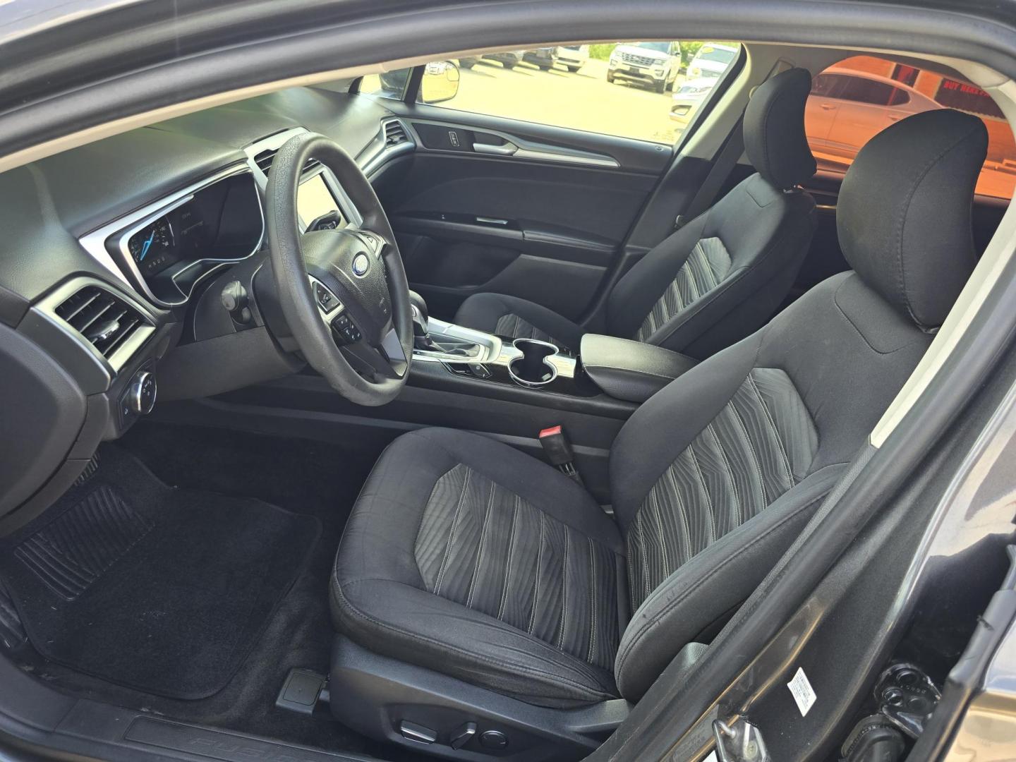 2016 SILVER Ford Fusion SE (3FA6P0H73GR) with an 2.5L L4 DOHC 16V engine, 6-Speed Automatic transmission, located at 2660 S.Garland Avenue, Garland, TX, 75041, (469) 298-3118, 32.885551, -96.655602 - Photo#11
