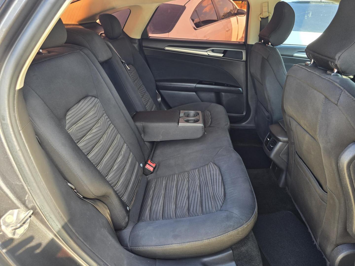 2016 SILVER Ford Fusion SE (3FA6P0H73GR) with an 2.5L L4 DOHC 16V engine, 6-Speed Automatic transmission, located at 2660 S.Garland Avenue, Garland, TX, 75041, (469) 298-3118, 32.885551, -96.655602 - Photo#15