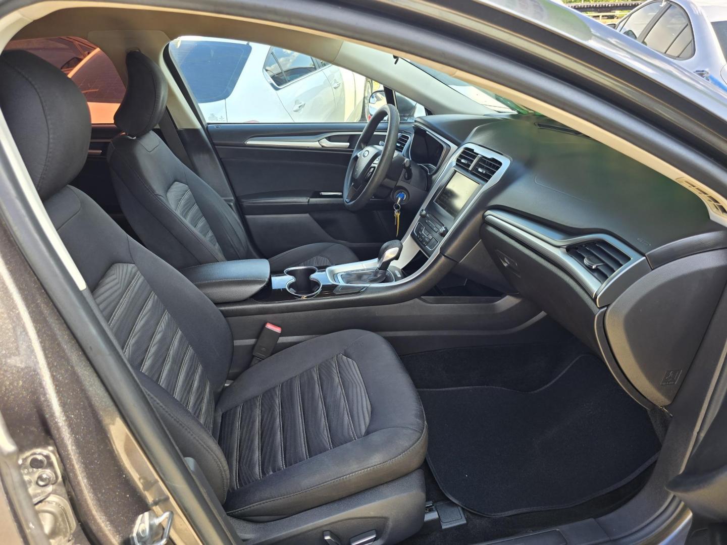 2016 SILVER Ford Fusion SE (3FA6P0H73GR) with an 2.5L L4 DOHC 16V engine, 6-Speed Automatic transmission, located at 2660 S.Garland Avenue, Garland, TX, 75041, (469) 298-3118, 32.885551, -96.655602 - Photo#16