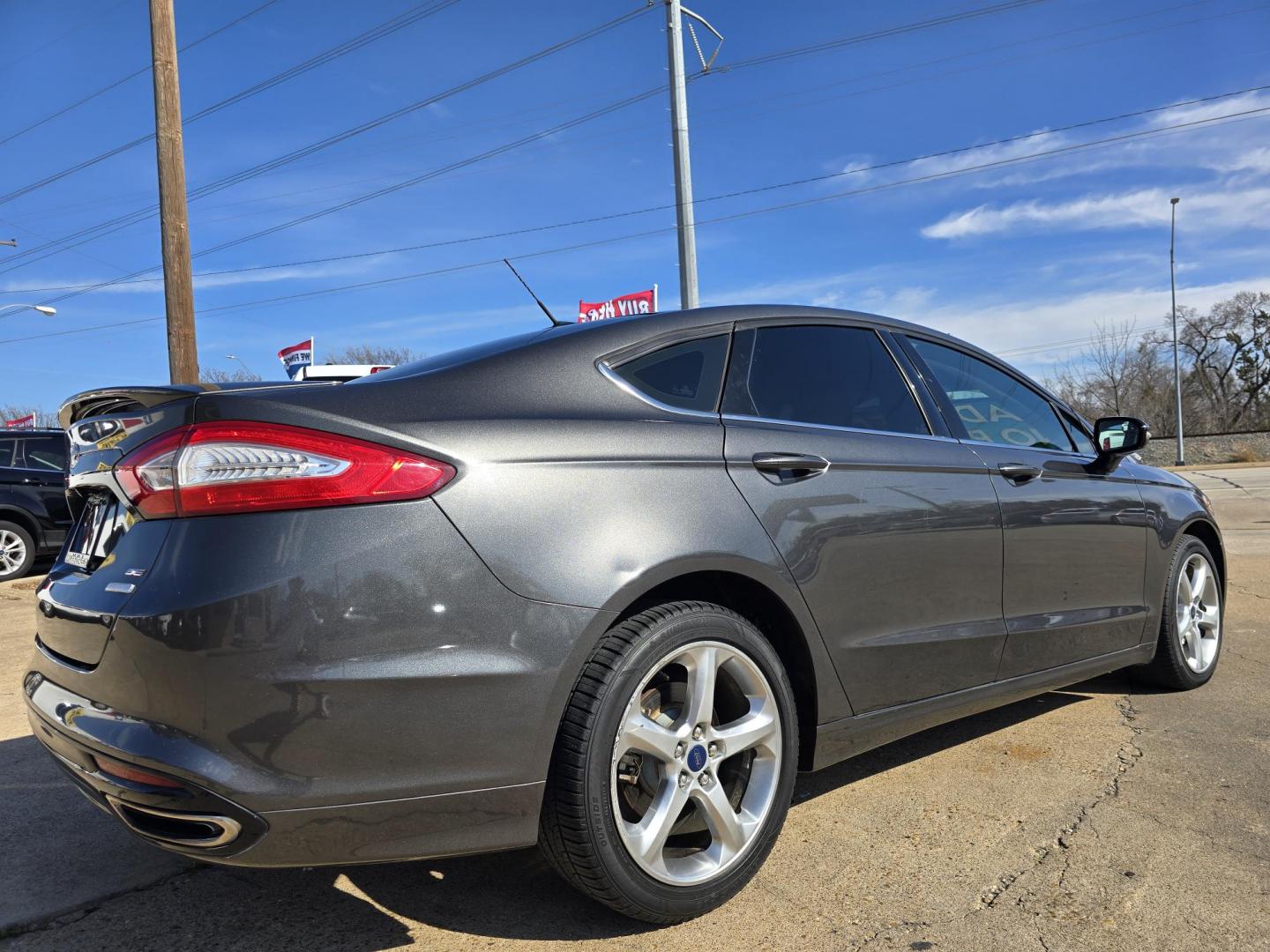 2016 GRAY Ford Fusion SE (3FA6P0H9XGR) with an 2.0L L4 DOHC 16V engine, 6-Speed Automatic transmission, located at 2660 S.Garland Avenue, Garland, TX, 75041, (469) 298-3118, 32.885551, -96.655602 - Photo#3