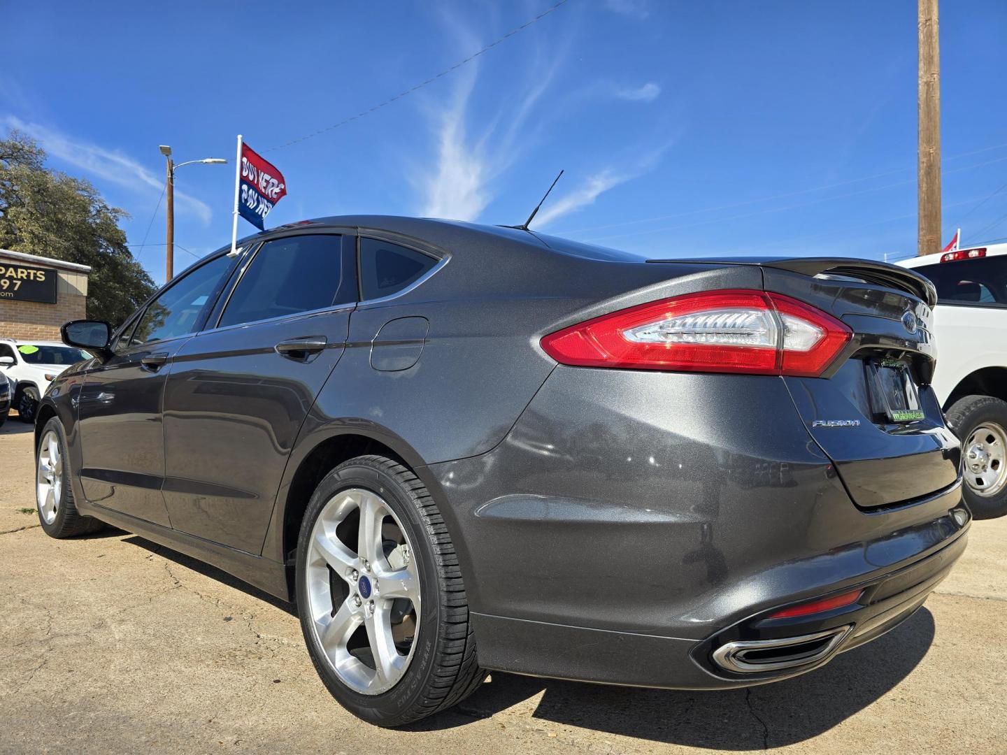 2016 GRAY Ford Fusion SE (3FA6P0H9XGR) with an 2.0L L4 DOHC 16V engine, 6-Speed Automatic transmission, located at 2660 S.Garland Avenue, Garland, TX, 75041, (469) 298-3118, 32.885551, -96.655602 - Photo#5