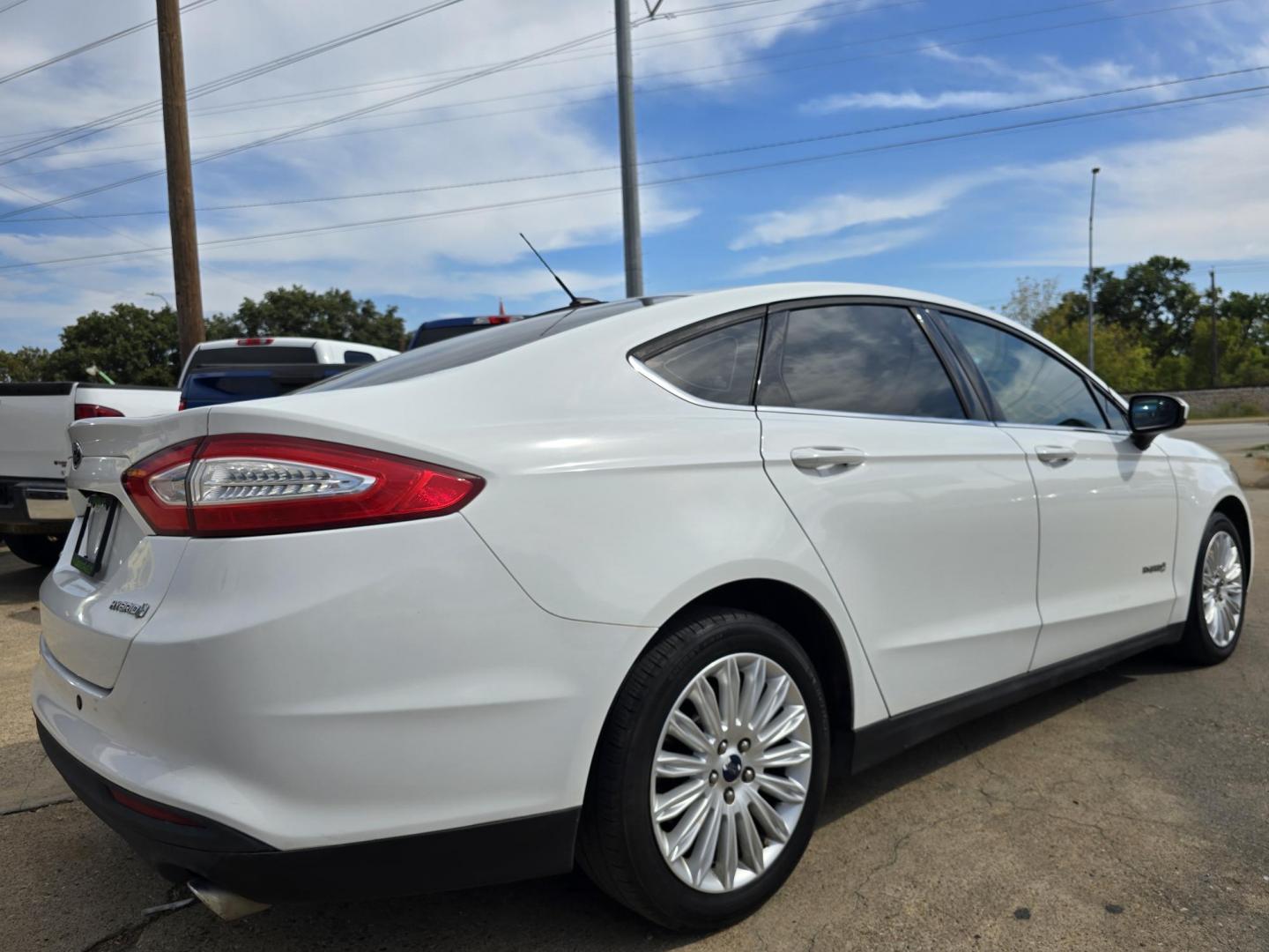 2016 WHITE Ford Fusion Hybrid S (3FA6P0UU9GR) with an 2.0L L4 DOHC 16V HYBRID engine, CVT transmission, located at 2660 S.Garland Avenue, Garland, TX, 75041, (469) 298-3118, 32.885551, -96.655602 - Photo#3