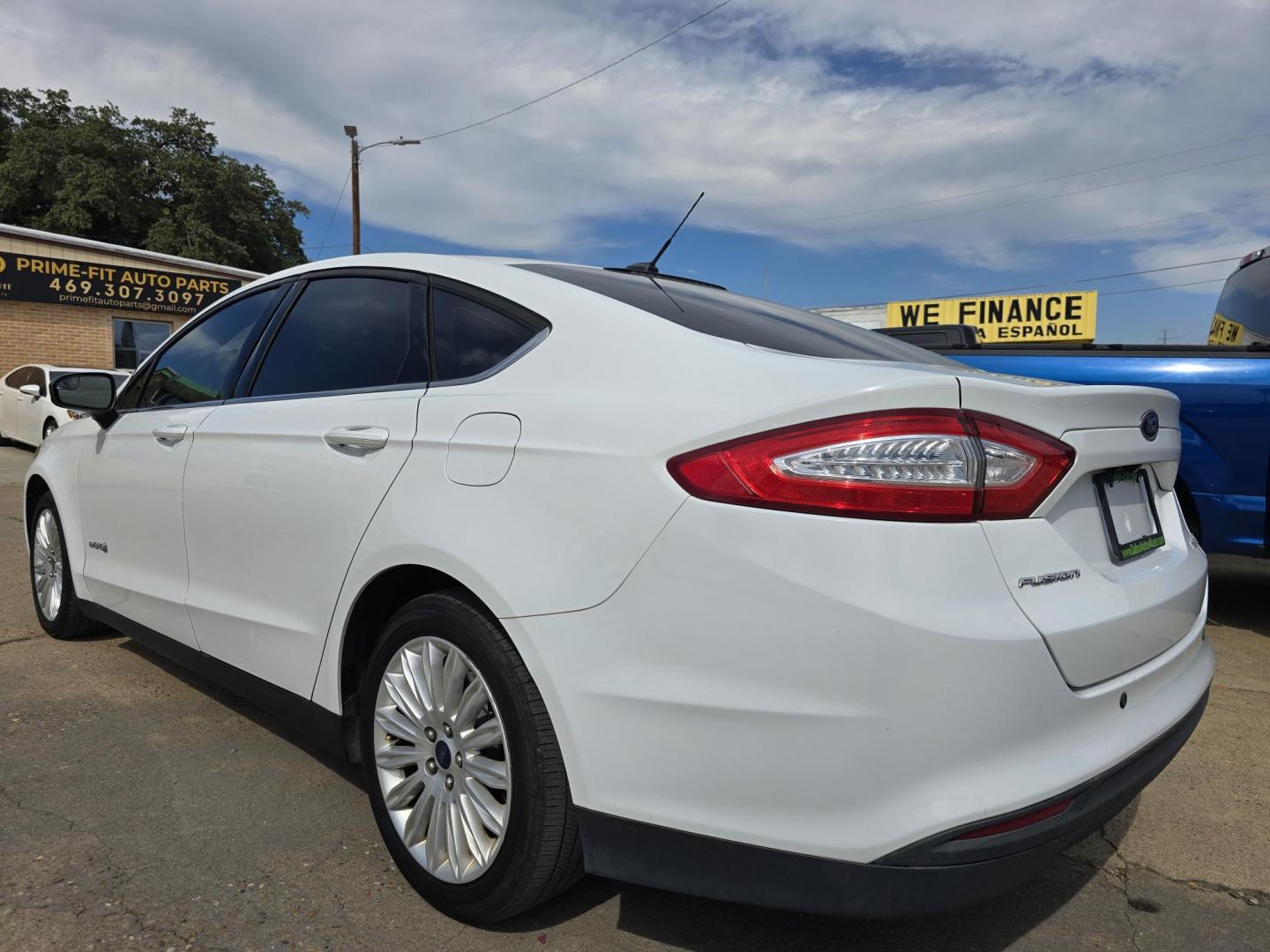 2016 WHITE Ford Fusion Hybrid S (3FA6P0UU9GR) with an 2.0L L4 DOHC 16V HYBRID engine, CVT transmission, located at 2660 S.Garland Avenue, Garland, TX, 75041, (469) 298-3118, 32.885551, -96.655602 - Photo#5