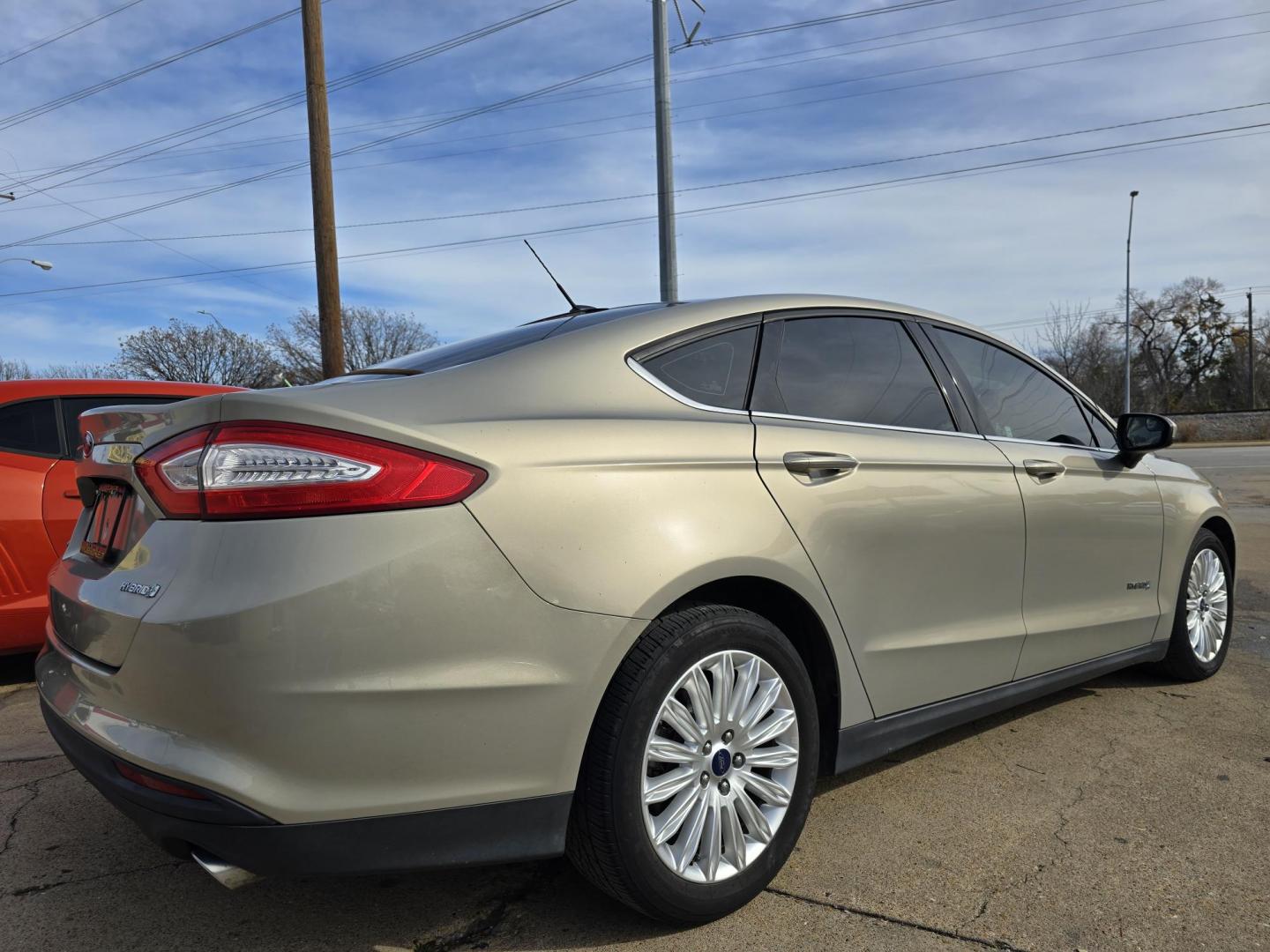2016 GOLD Ford Fusion Hybrid S (3FA6P0UU2GR) with an 2.0L L4 DOHC 16V HYBRID engine, CVT transmission, located at 2660 S.Garland Avenue, Garland, TX, 75041, (469) 298-3118, 32.885551, -96.655602 - Photo#3
