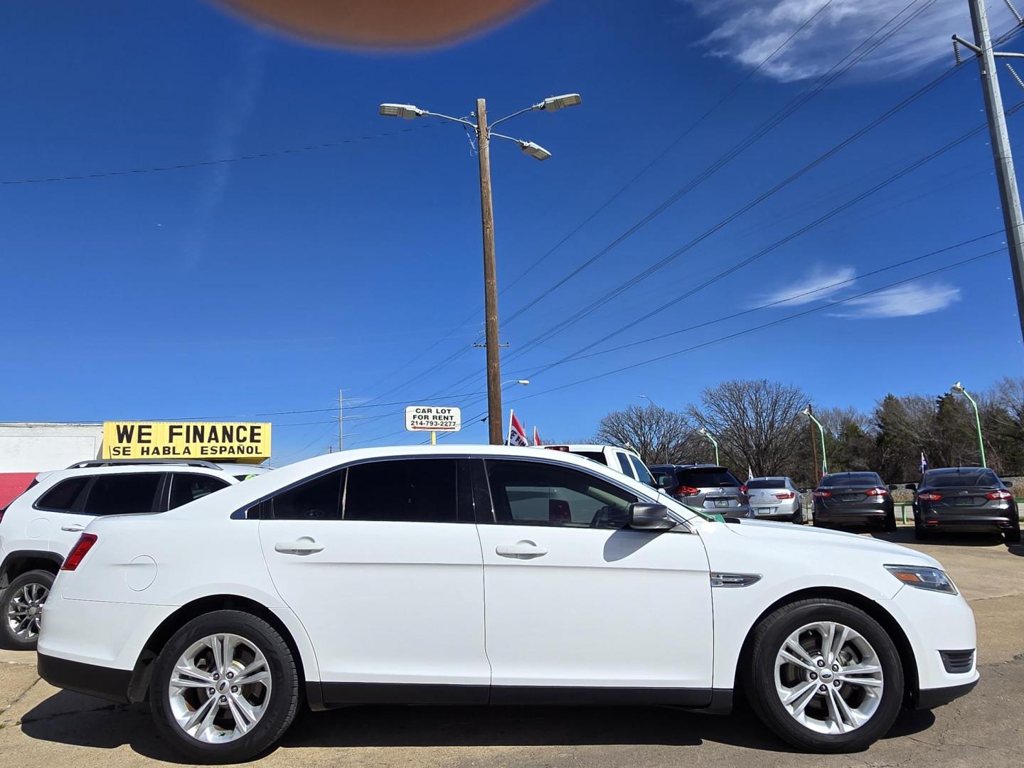 2016 WHITE Ford Taurus SE (1FAHP2D82GG) with an 3.5L V6 DOHC 24V engine, 6A transmission, located at 2660 S.Garland Avenue, Garland, TX, 75041, (469) 298-3118, 32.885551, -96.655602 - Photo#2