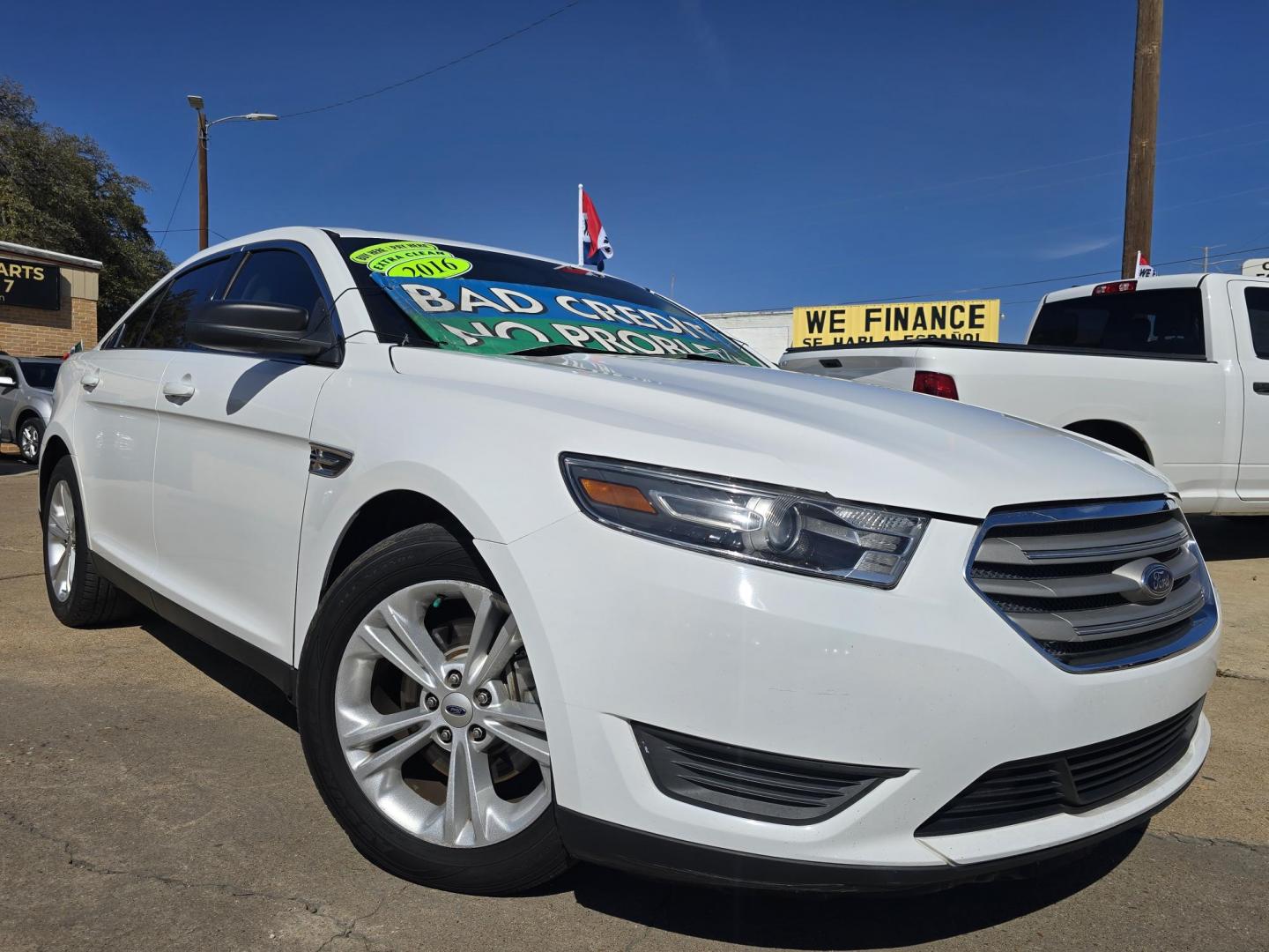 2016 WHITE Ford Taurus SE (1FAHP2D82GG) with an 3.5L V6 DOHC 24V engine, 6A transmission, located at 2660 S.Garland Avenue, Garland, TX, 75041, (469) 298-3118, 32.885551, -96.655602 - Photo#0