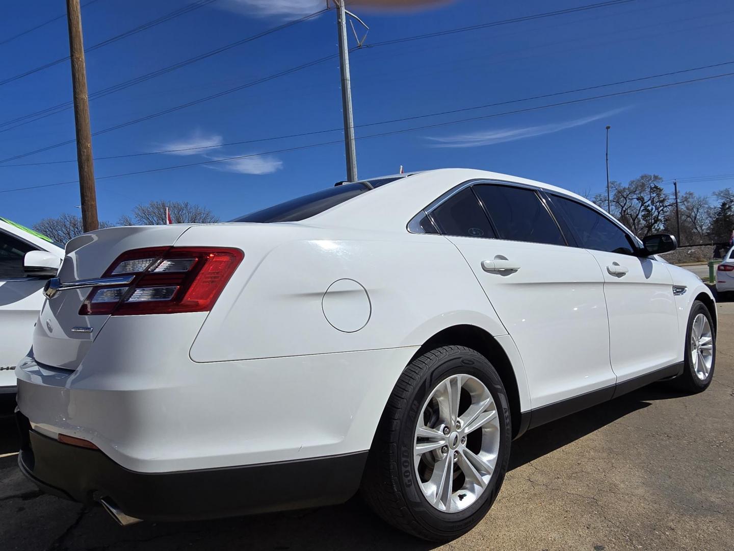 2016 WHITE Ford Taurus SE (1FAHP2D82GG) with an 3.5L V6 DOHC 24V engine, 6A transmission, located at 2660 S.Garland Avenue, Garland, TX, 75041, (469) 298-3118, 32.885551, -96.655602 - Photo#3