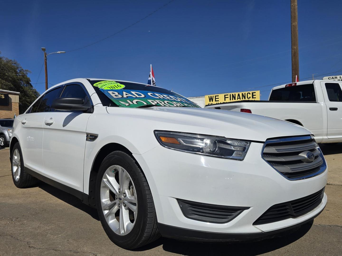 2016 WHITE Ford Taurus SE (1FAHP2D82GG) with an 3.5L V6 DOHC 24V engine, 6A transmission, located at 2660 S.Garland Avenue, Garland, TX, 75041, (469) 298-3118, 32.885551, -96.655602 - Photo#1