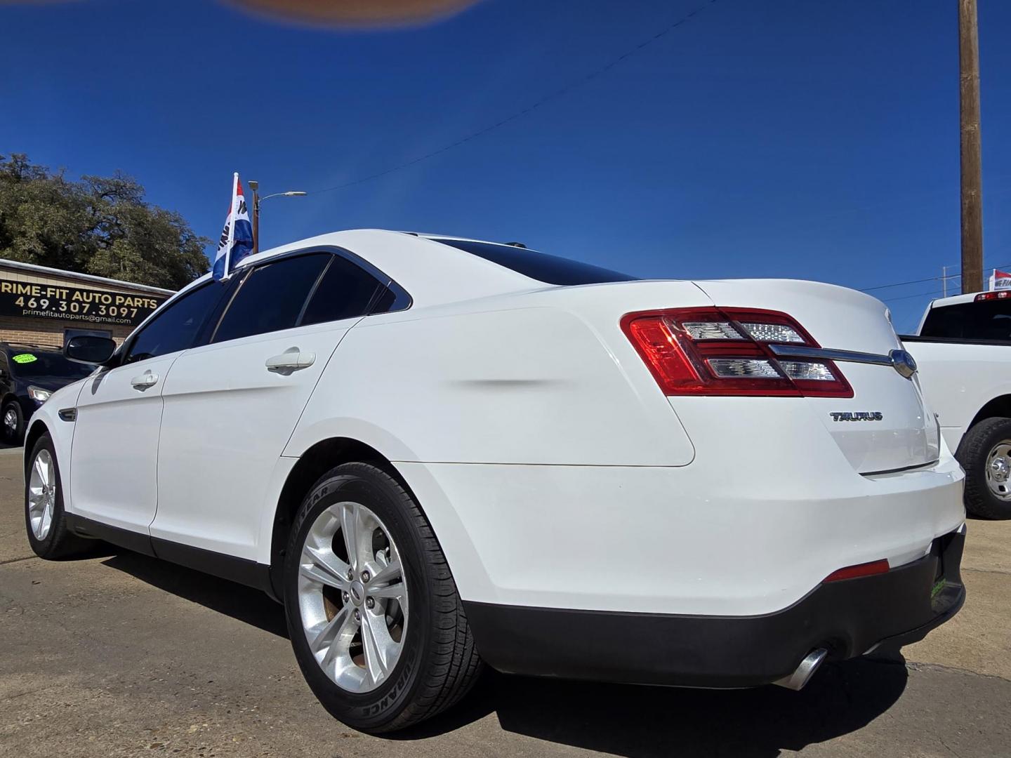 2016 WHITE Ford Taurus SE (1FAHP2D82GG) with an 3.5L V6 DOHC 24V engine, 6A transmission, located at 2660 S.Garland Avenue, Garland, TX, 75041, (469) 298-3118, 32.885551, -96.655602 - Photo#5