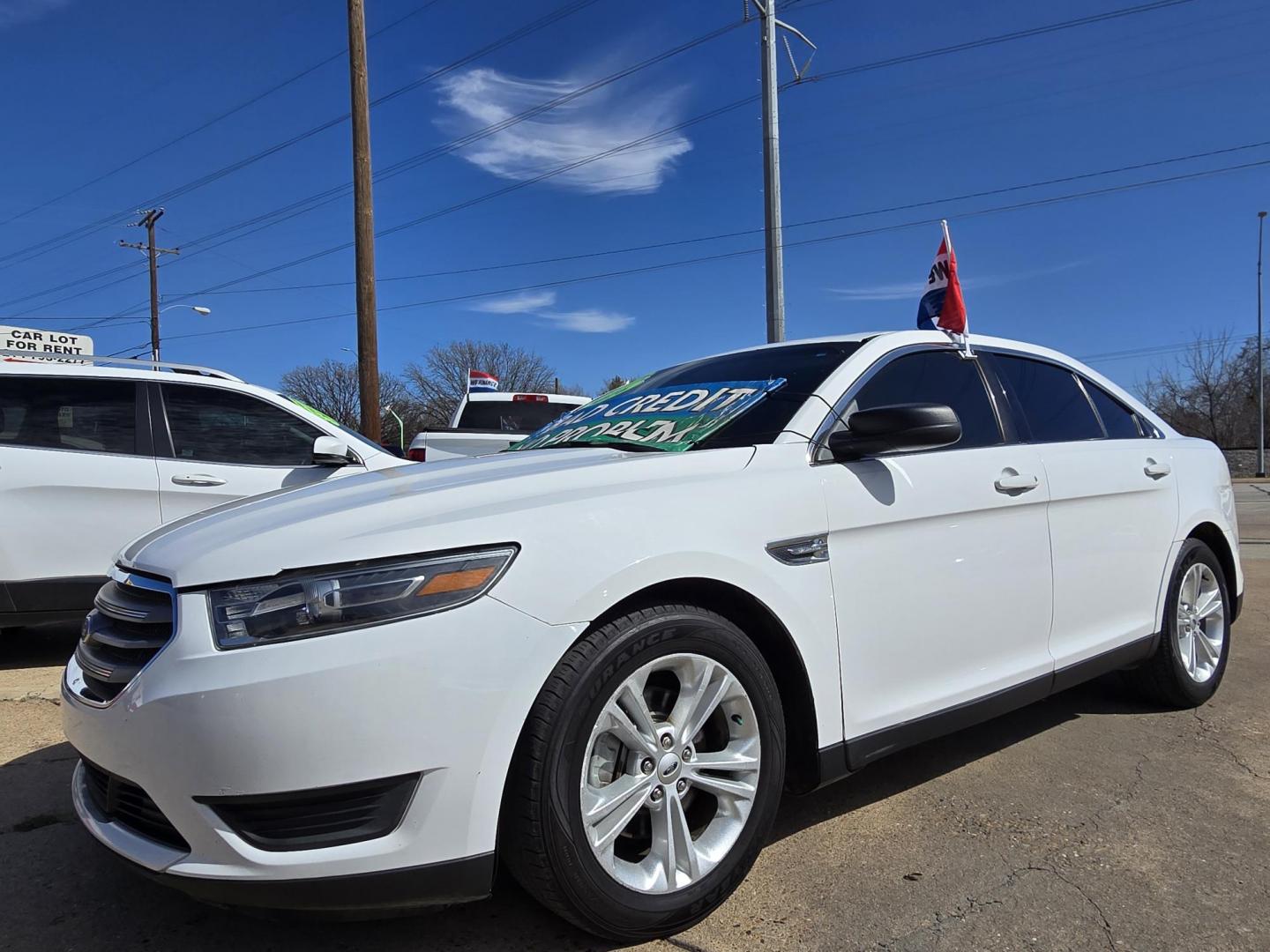 2016 WHITE Ford Taurus SE (1FAHP2D82GG) with an 3.5L V6 DOHC 24V engine, 6A transmission, located at 2660 S.Garland Avenue, Garland, TX, 75041, (469) 298-3118, 32.885551, -96.655602 - Photo#7