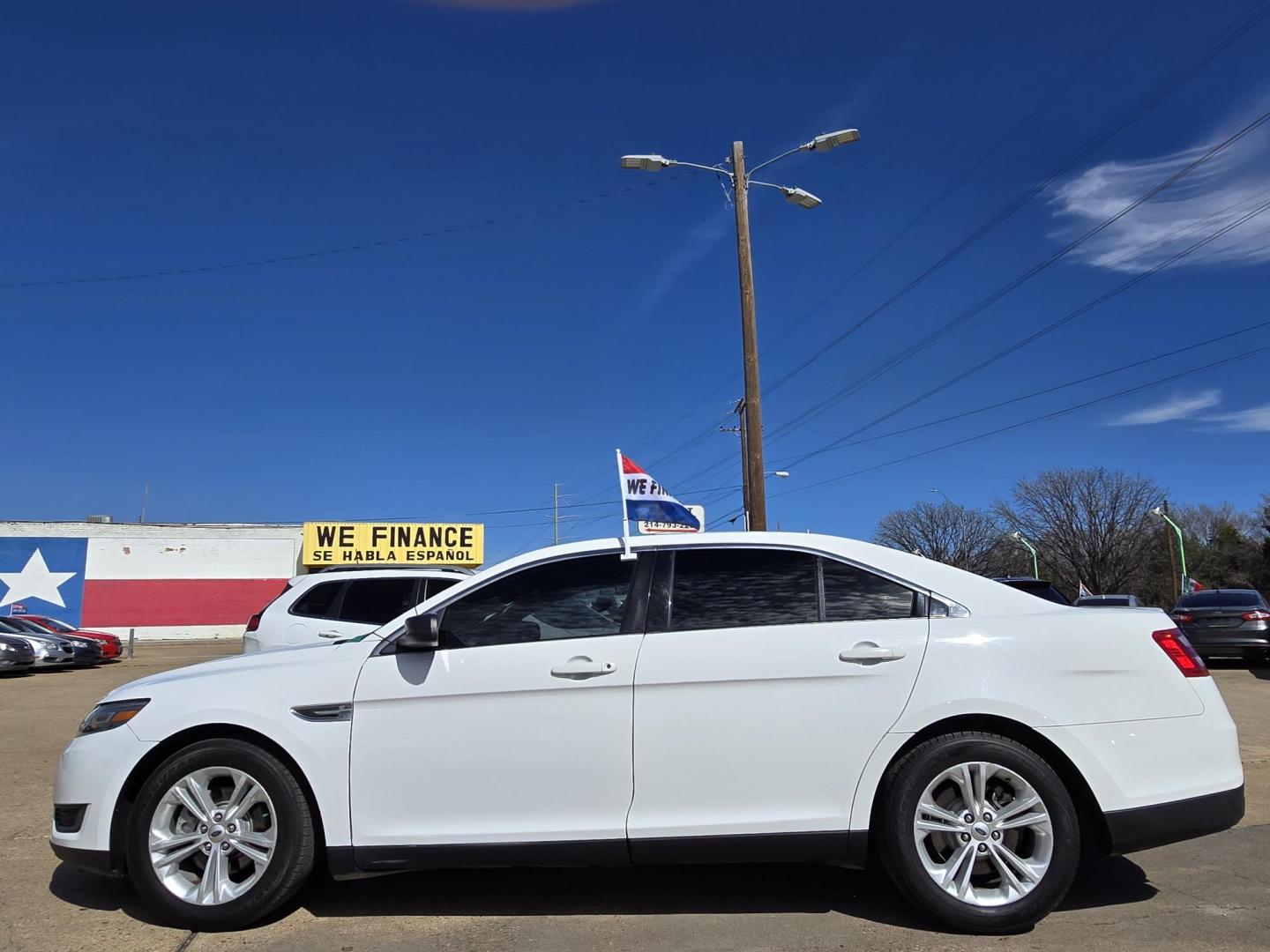 2016 WHITE Ford Taurus SE (1FAHP2D82GG) with an 3.5L V6 DOHC 24V engine, 6A transmission, located at 2660 S.Garland Avenue, Garland, TX, 75041, (469) 298-3118, 32.885551, -96.655602 - Photo#6