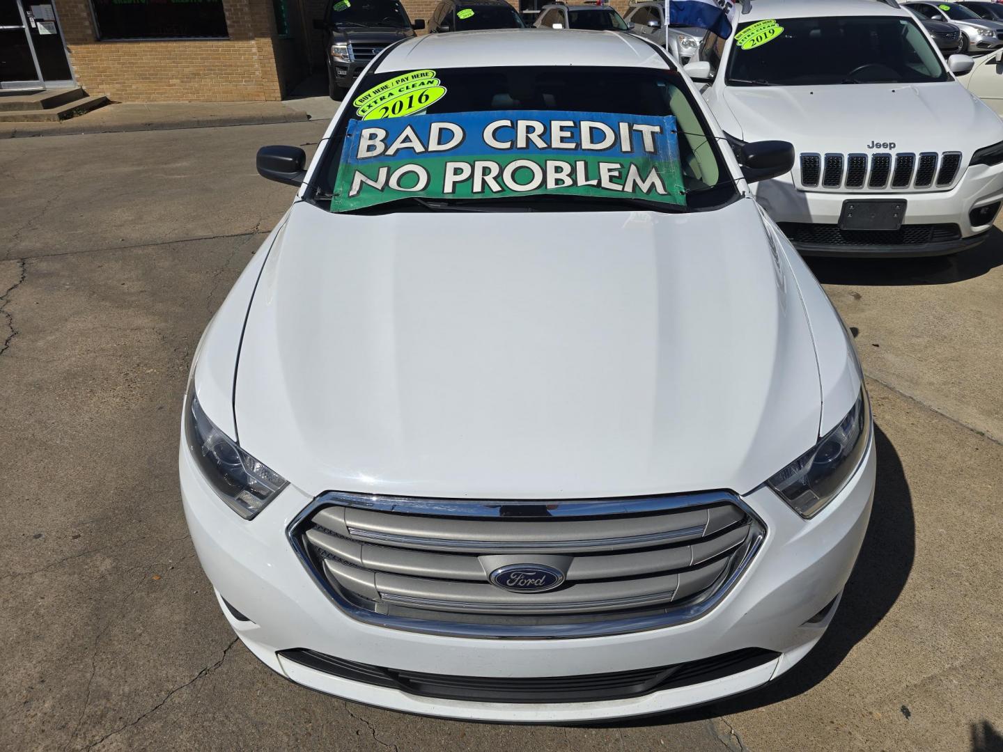 2016 WHITE Ford Taurus SE (1FAHP2D82GG) with an 3.5L V6 DOHC 24V engine, 6A transmission, located at 2660 S.Garland Avenue, Garland, TX, 75041, (469) 298-3118, 32.885551, -96.655602 - Photo#8