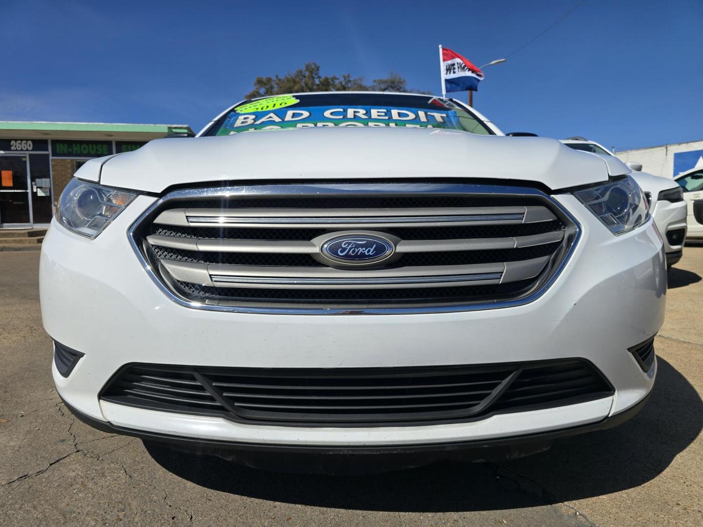 2016 WHITE Ford Taurus SE (1FAHP2D82GG) with an 3.5L V6 DOHC 24V engine, 6A transmission, located at 2660 S.Garland Avenue, Garland, TX, 75041, (469) 298-3118, 32.885551, -96.655602 - Photo#9