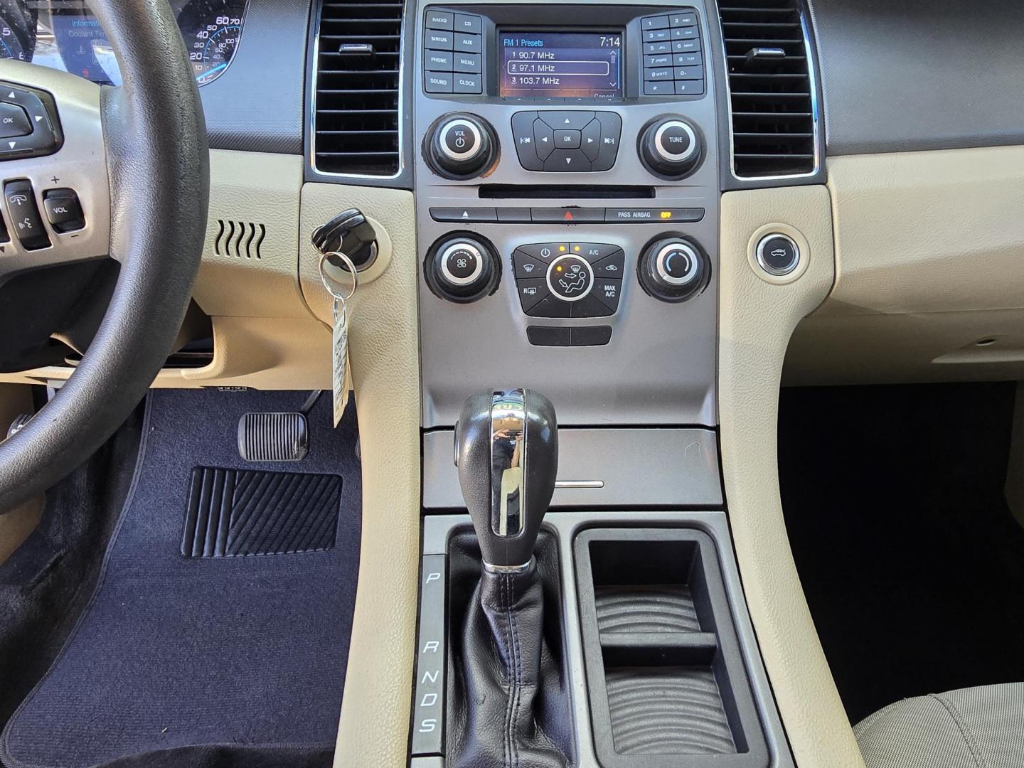 2016 WHITE Ford Taurus SE (1FAHP2D82GG) with an 3.5L V6 DOHC 24V engine, 6A transmission, located at 2660 S.Garland Avenue, Garland, TX, 75041, (469) 298-3118, 32.885551, -96.655602 - Photo#13