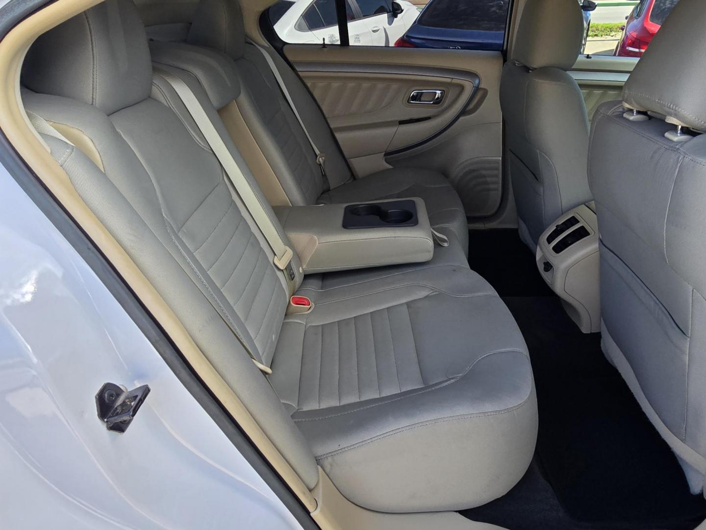 2016 WHITE Ford Taurus SE (1FAHP2D82GG) with an 3.5L V6 DOHC 24V engine, 6A transmission, located at 2660 S.Garland Avenue, Garland, TX, 75041, (469) 298-3118, 32.885551, -96.655602 - Photo#16