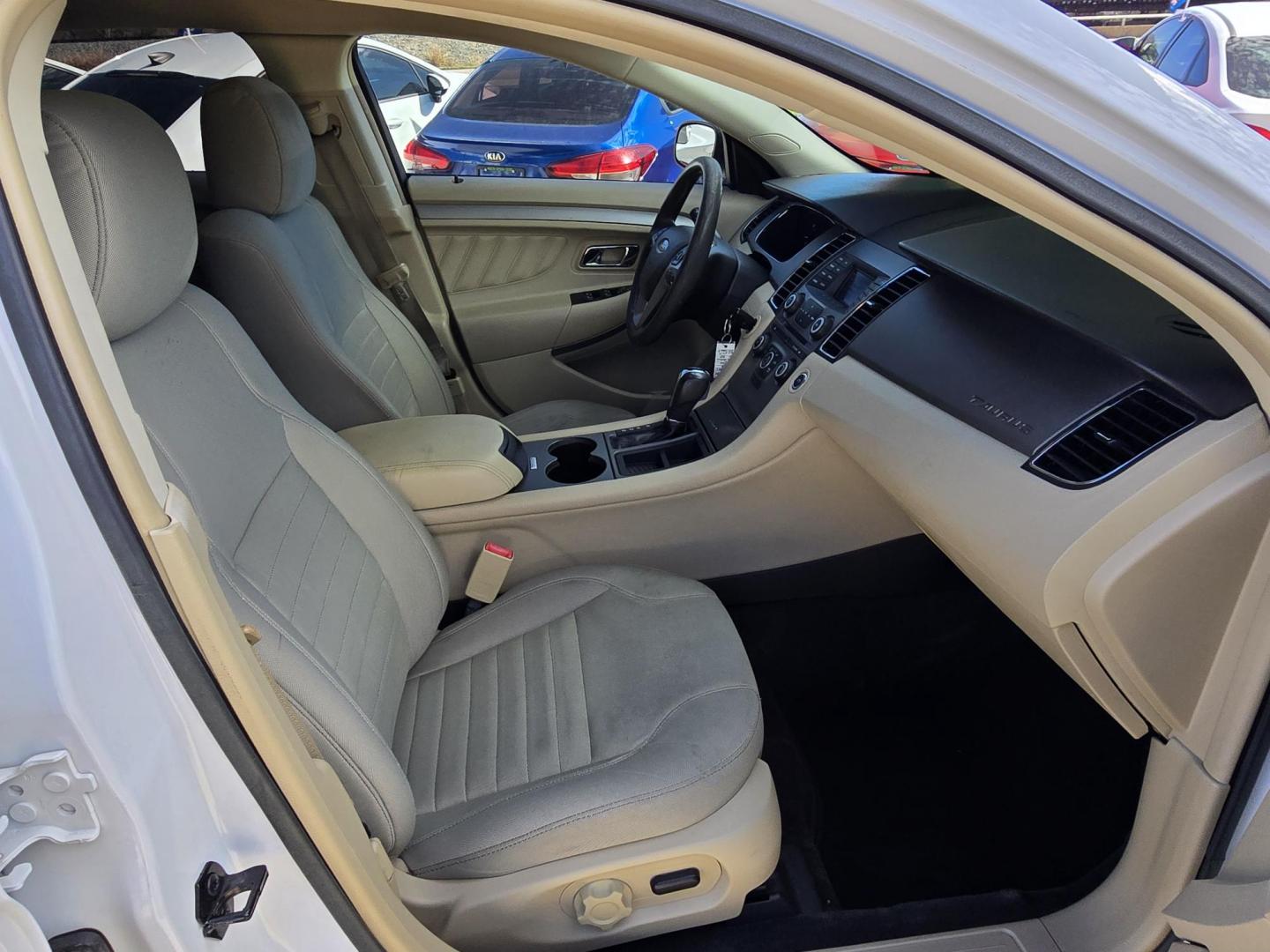 2016 WHITE Ford Taurus SE (1FAHP2D82GG) with an 3.5L V6 DOHC 24V engine, 6A transmission, located at 2660 S.Garland Avenue, Garland, TX, 75041, (469) 298-3118, 32.885551, -96.655602 - Photo#17