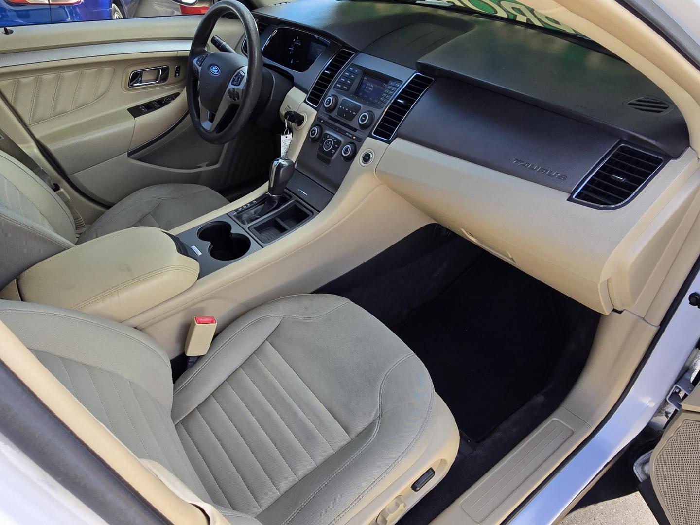 2016 WHITE Ford Taurus SE (1FAHP2D82GG) with an 3.5L V6 DOHC 24V engine, 6A transmission, located at 2660 S.Garland Avenue, Garland, TX, 75041, (469) 298-3118, 32.885551, -96.655602 - Photo#18