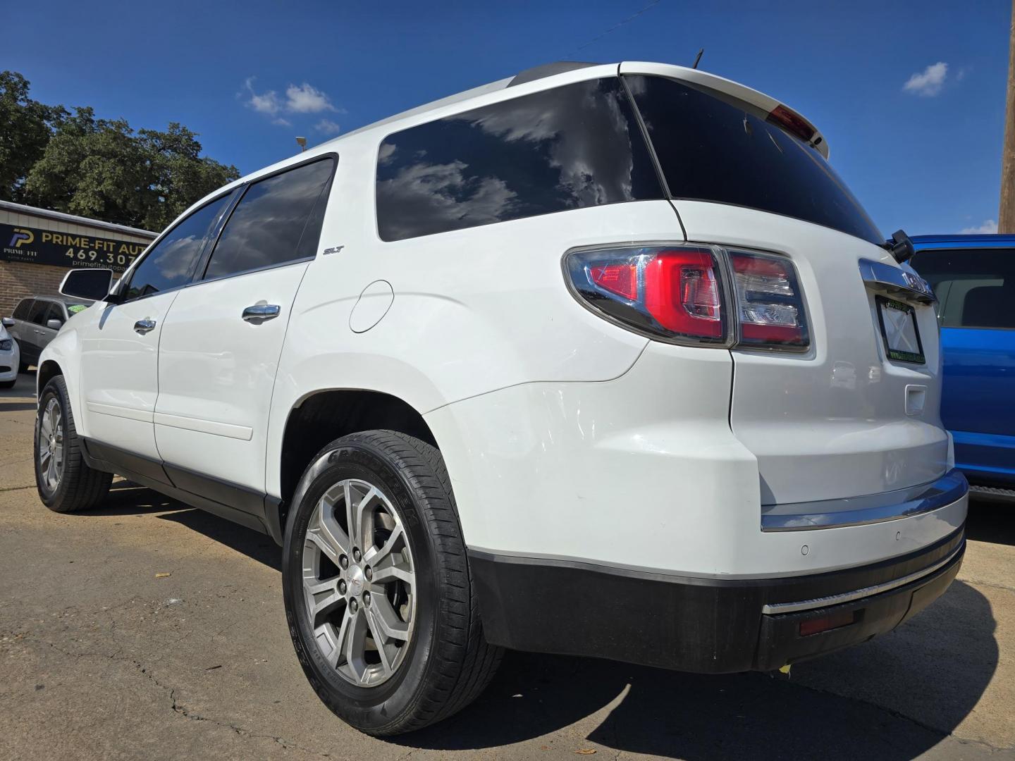 2016 WHITE GMC Acadia SLT2 (1GKKRSKD7GJ) with an 3.6L V6 DOHC 24V engine, 6A transmission, located at 2660 S.Garland Avenue, Garland, TX, 75041, (469) 298-3118, 32.885551, -96.655602 - Photo#5
