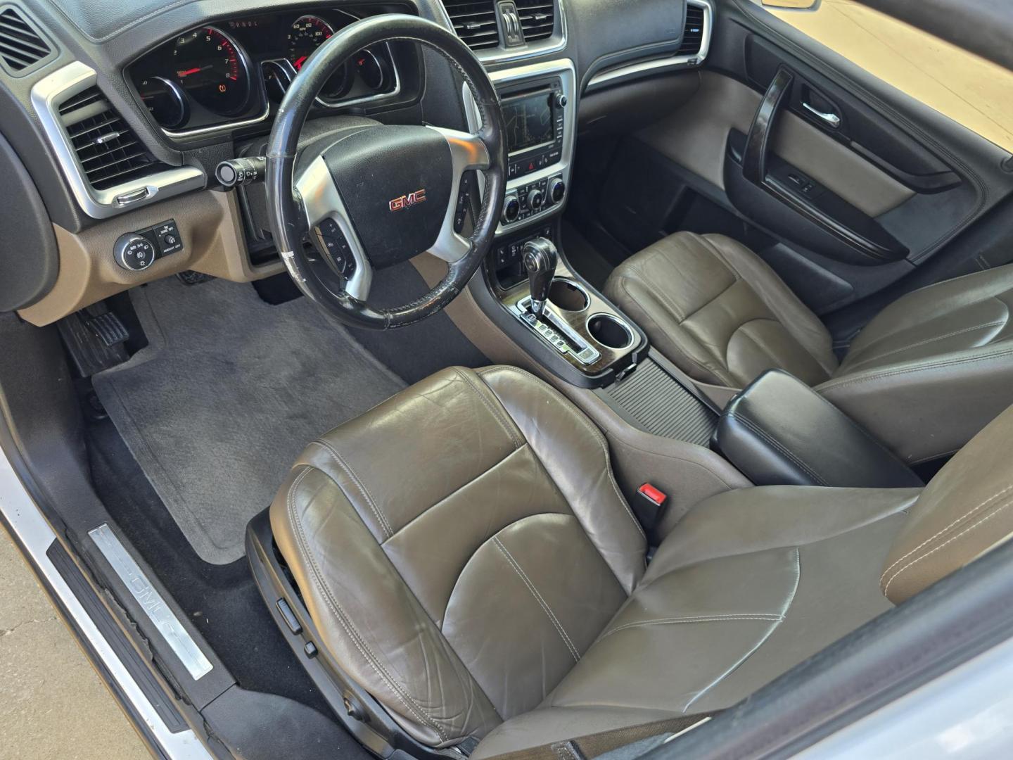 2016 WHITE GMC Acadia SLT2 (1GKKRSKD7GJ) with an 3.6L V6 DOHC 24V engine, 6A transmission, located at 2660 S.Garland Avenue, Garland, TX, 75041, (469) 298-3118, 32.885551, -96.655602 - Photo#11