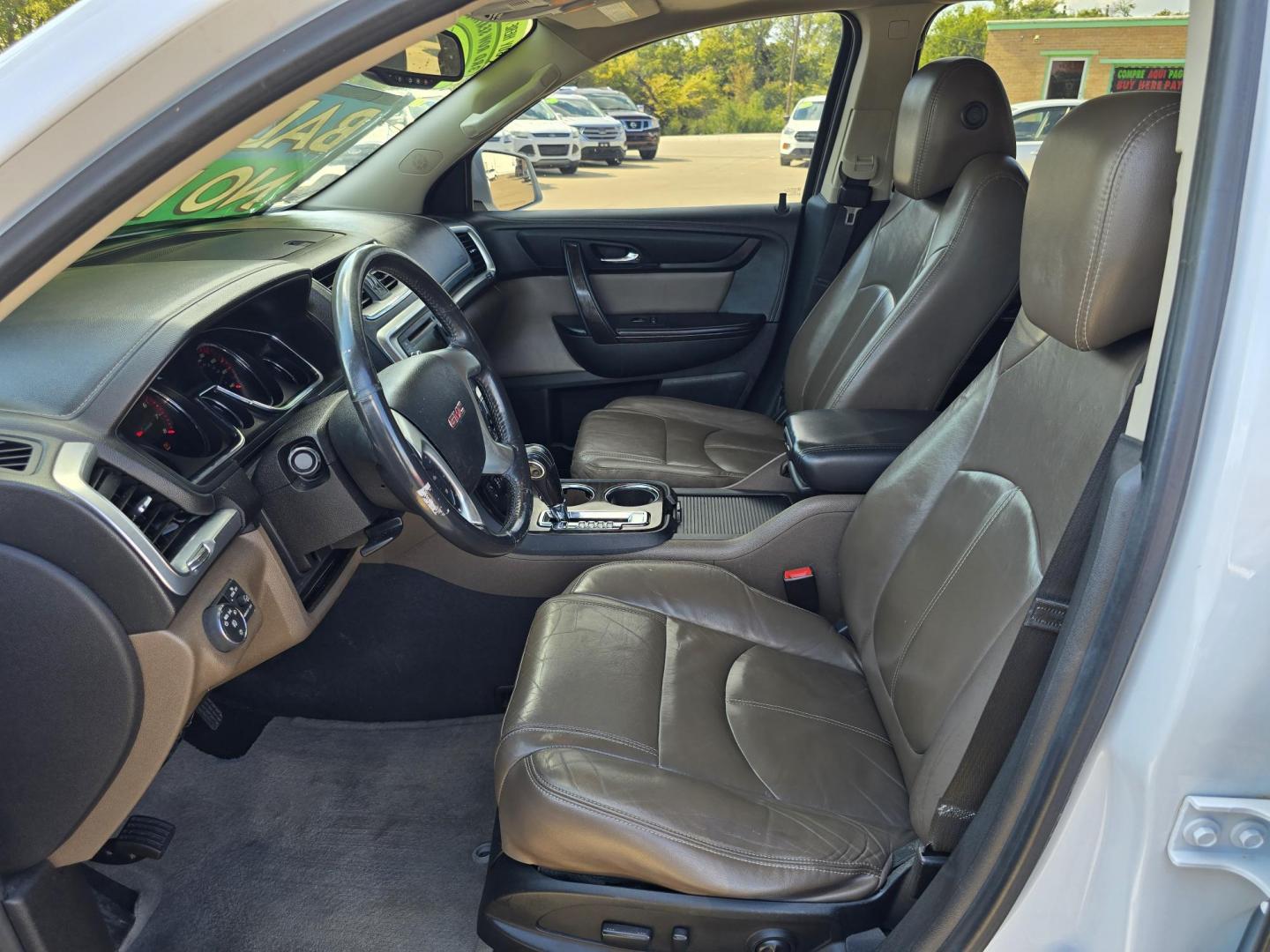 2016 WHITE GMC Acadia SLT2 (1GKKRSKD7GJ) with an 3.6L V6 DOHC 24V engine, 6A transmission, located at 2660 S.Garland Avenue, Garland, TX, 75041, (469) 298-3118, 32.885551, -96.655602 - Photo#12