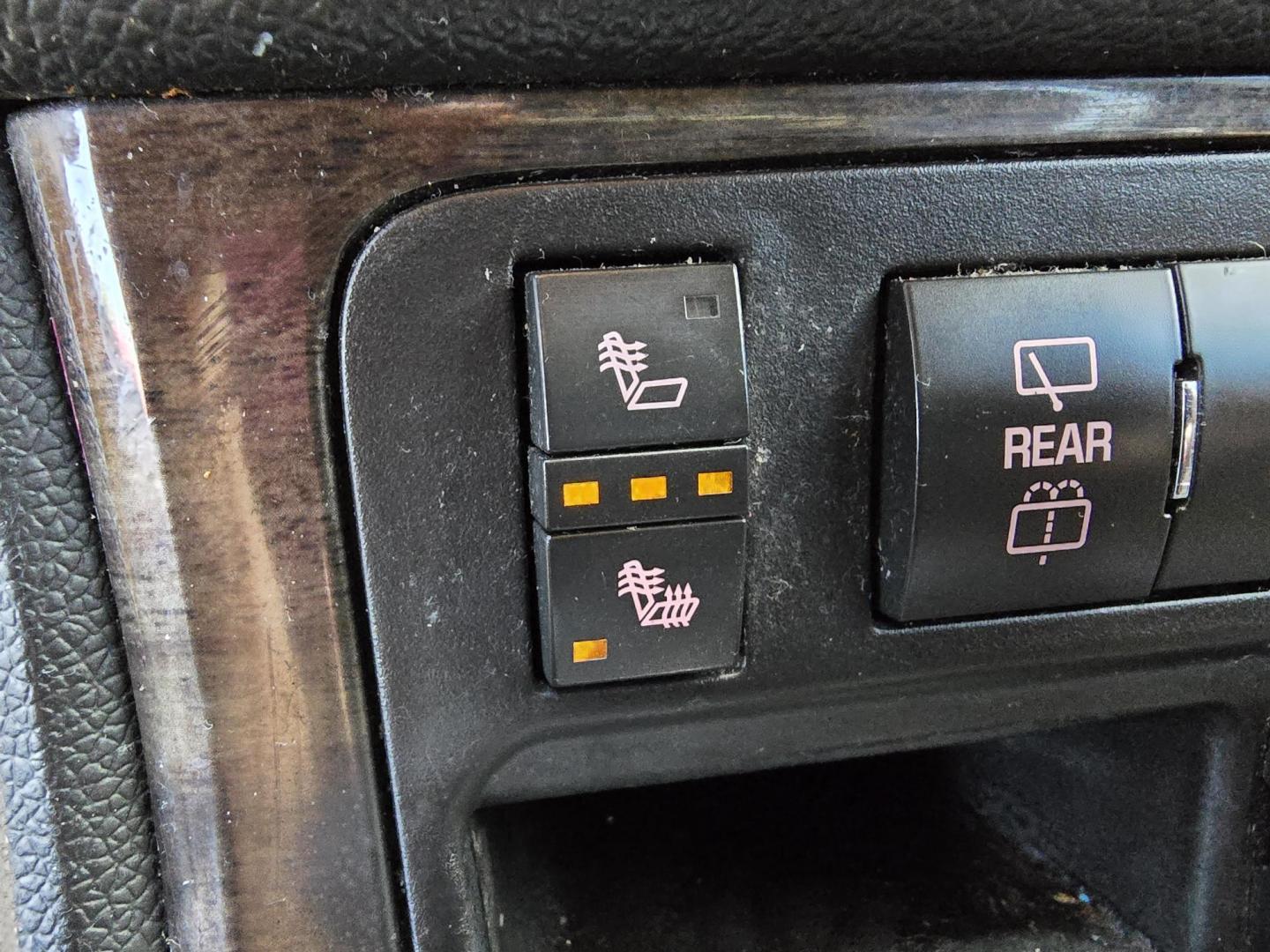 2016 WHITE GMC Acadia SLT2 (1GKKRSKD7GJ) with an 3.6L V6 DOHC 24V engine, 6A transmission, located at 2660 S.Garland Avenue, Garland, TX, 75041, (469) 298-3118, 32.885551, -96.655602 - Photo#18