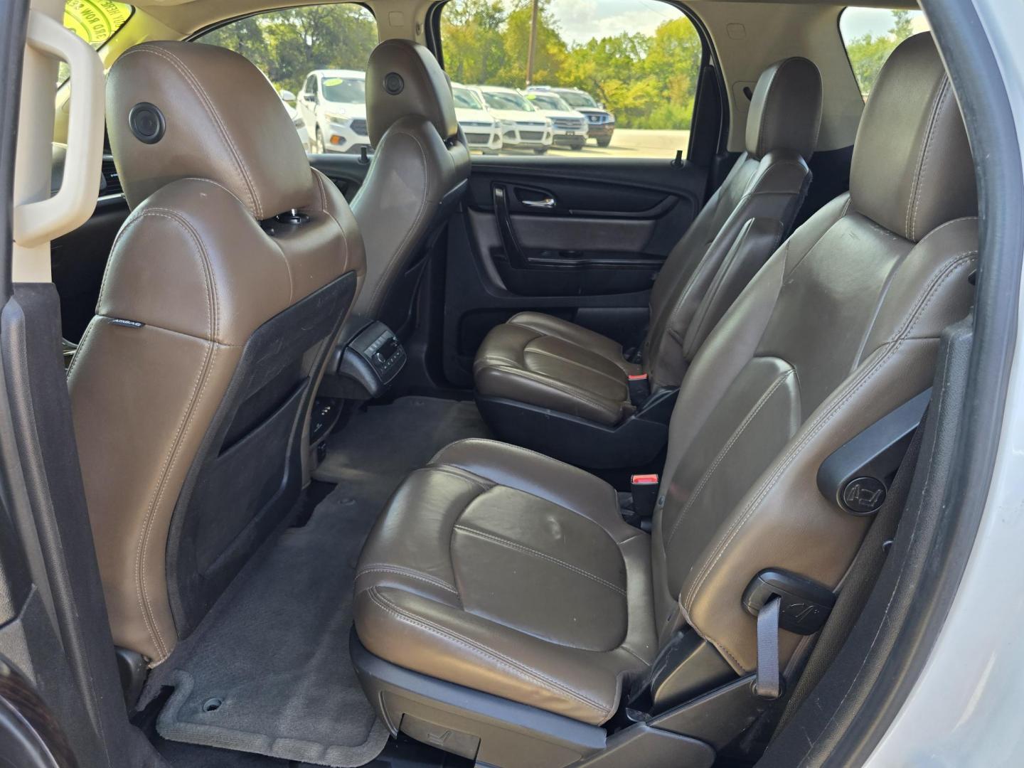 2016 WHITE GMC Acadia SLT2 (1GKKRSKD7GJ) with an 3.6L V6 DOHC 24V engine, 6A transmission, located at 2660 S.Garland Avenue, Garland, TX, 75041, (469) 298-3118, 32.885551, -96.655602 - Photo#20