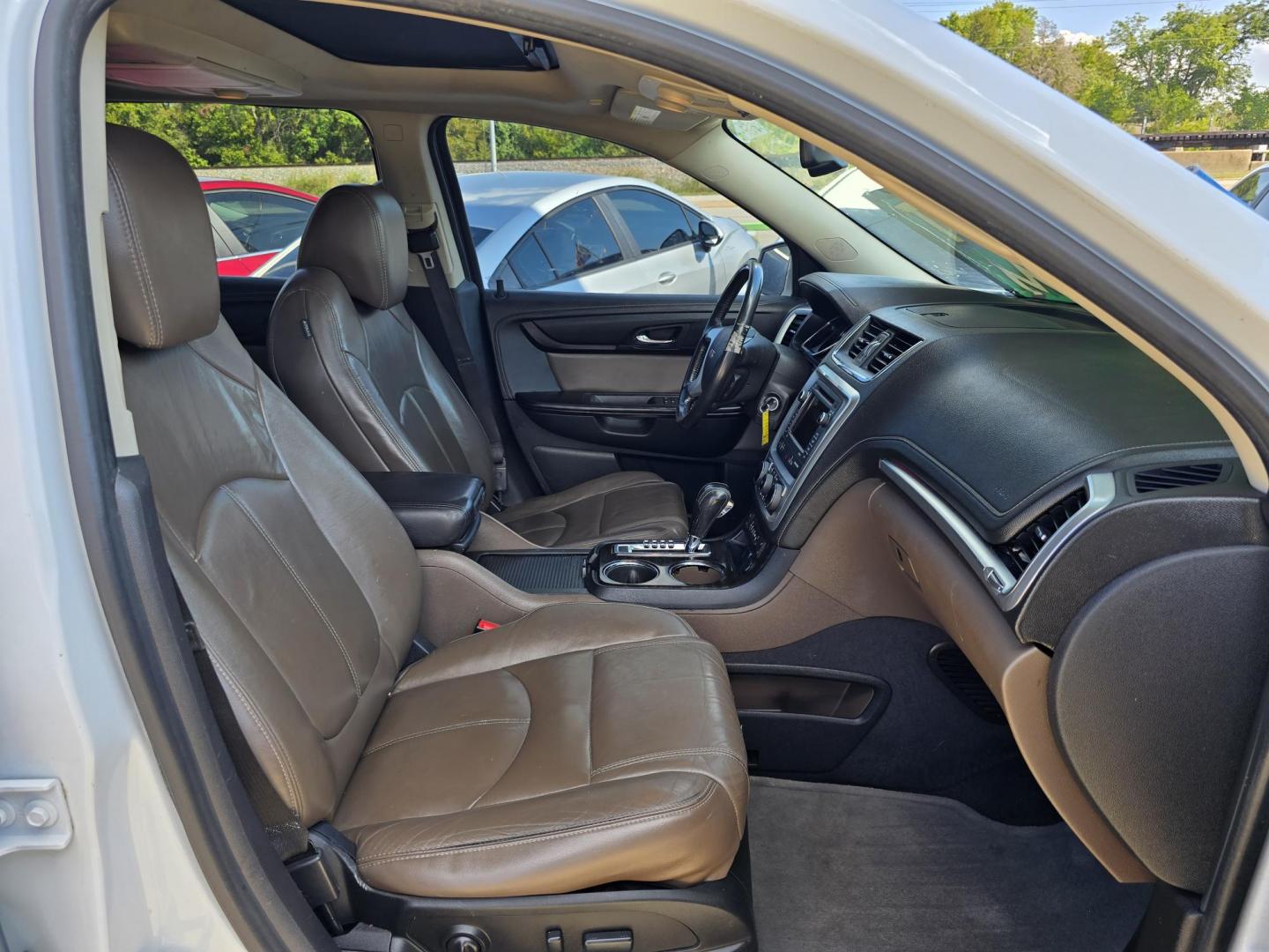 2016 WHITE GMC Acadia SLT2 (1GKKRSKD7GJ) with an 3.6L V6 DOHC 24V engine, 6A transmission, located at 2660 S.Garland Avenue, Garland, TX, 75041, (469) 298-3118, 32.885551, -96.655602 - Photo#25