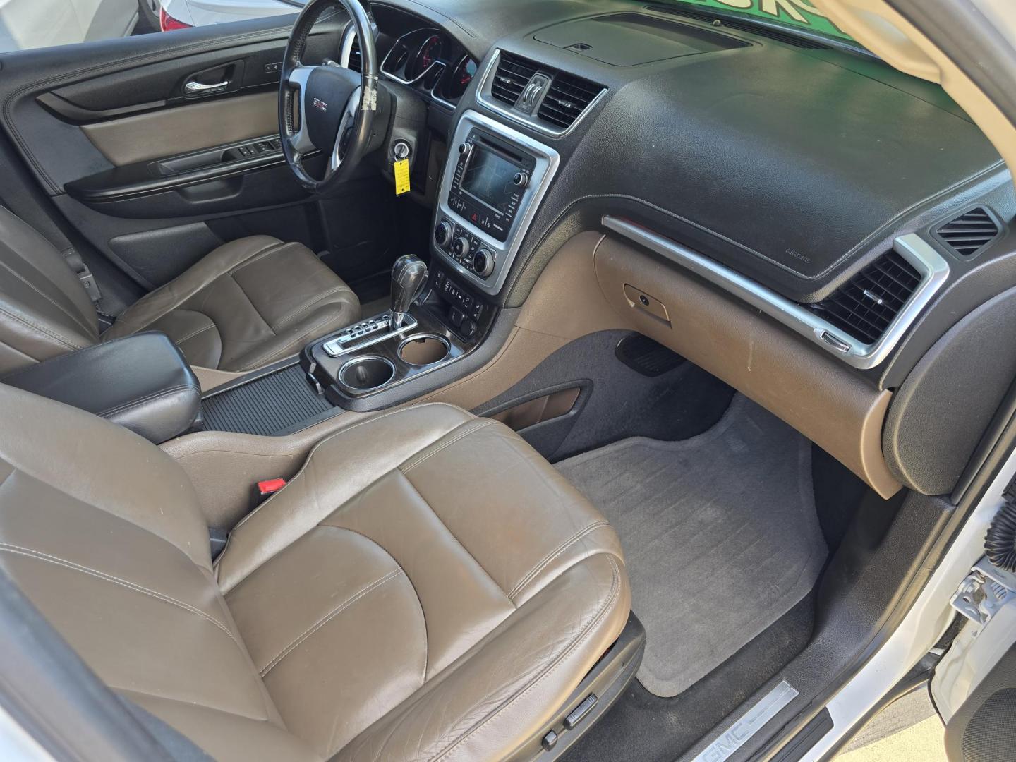 2016 WHITE GMC Acadia SLT2 (1GKKRSKD7GJ) with an 3.6L V6 DOHC 24V engine, 6A transmission, located at 2660 S.Garland Avenue, Garland, TX, 75041, (469) 298-3118, 32.885551, -96.655602 - Photo#26