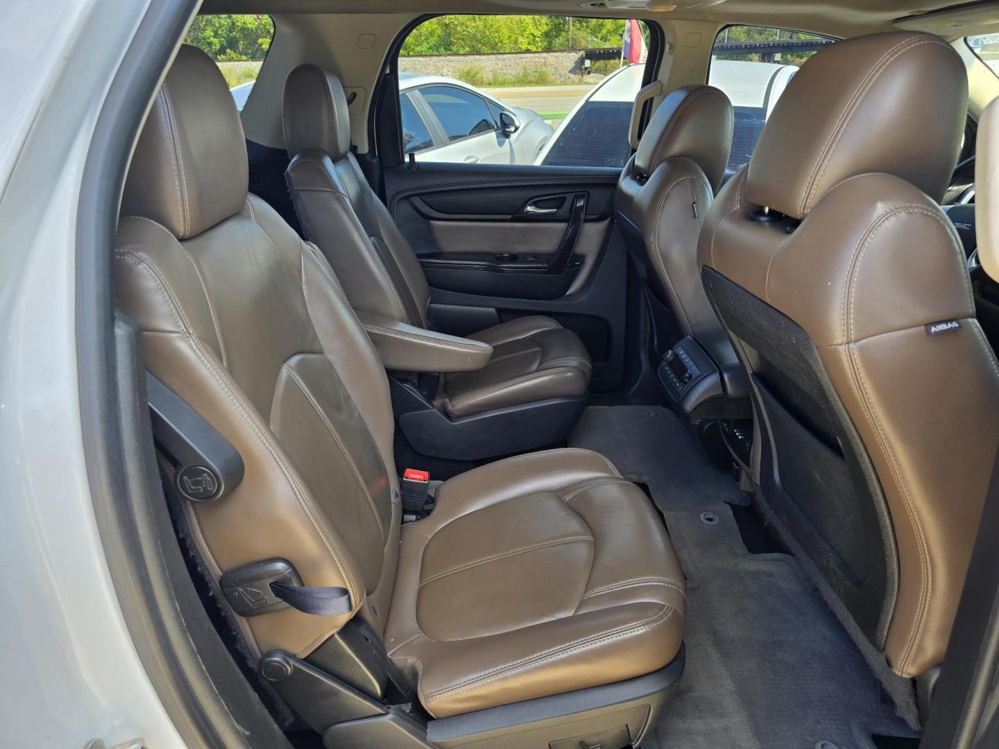 2016 WHITE GMC Acadia SLT2 (1GKKRSKD7GJ) with an 3.6L V6 DOHC 24V engine, 6A transmission, located at 2660 S.Garland Avenue, Garland, TX, 75041, (469) 298-3118, 32.885551, -96.655602 - Photo#24