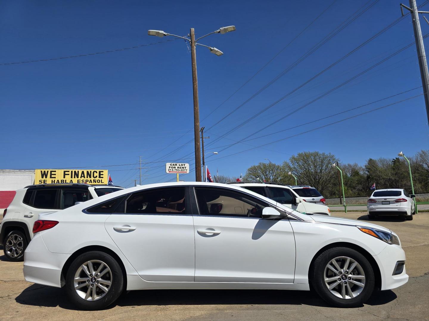 2016 DIAMOND WHITE Hyundai Sonata SE (5NPE24AF3GH) with an 2.4L L4 DOHC 16V engine, 7A transmission, located at 2660 S.Garland Avenue, Garland, TX, 75041, (469) 298-3118, 32.885551, -96.655602 - Photo#2