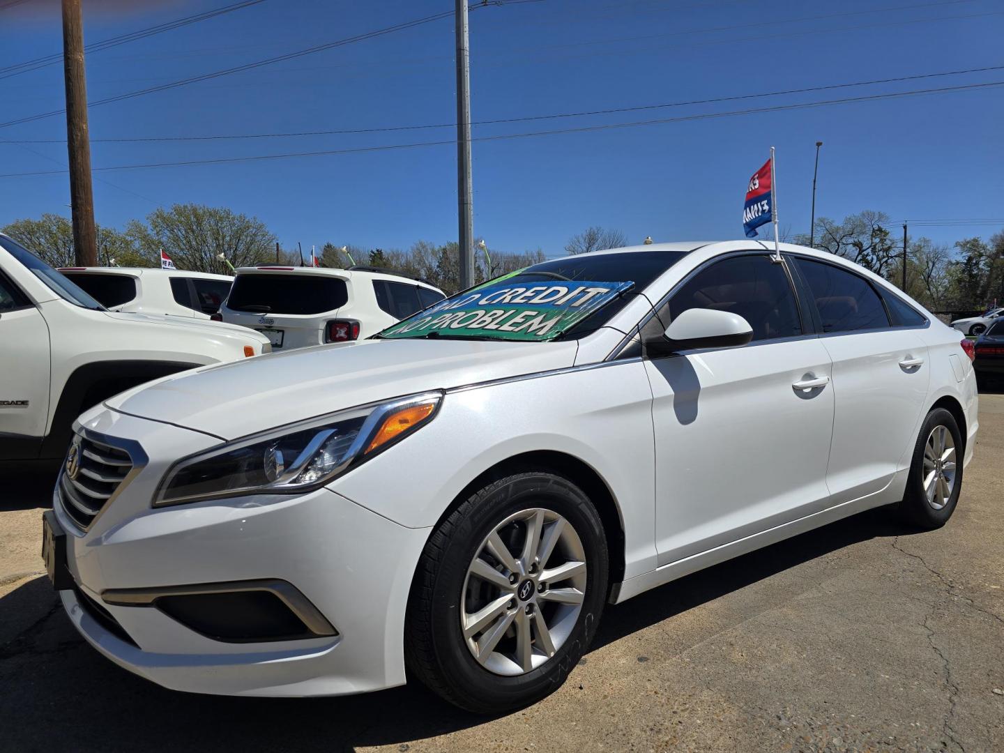 2016 DIAMOND WHITE Hyundai Sonata SE (5NPE24AF3GH) with an 2.4L L4 DOHC 16V engine, 7A transmission, located at 2660 S.Garland Avenue, Garland, TX, 75041, (469) 298-3118, 32.885551, -96.655602 - Photo#8
