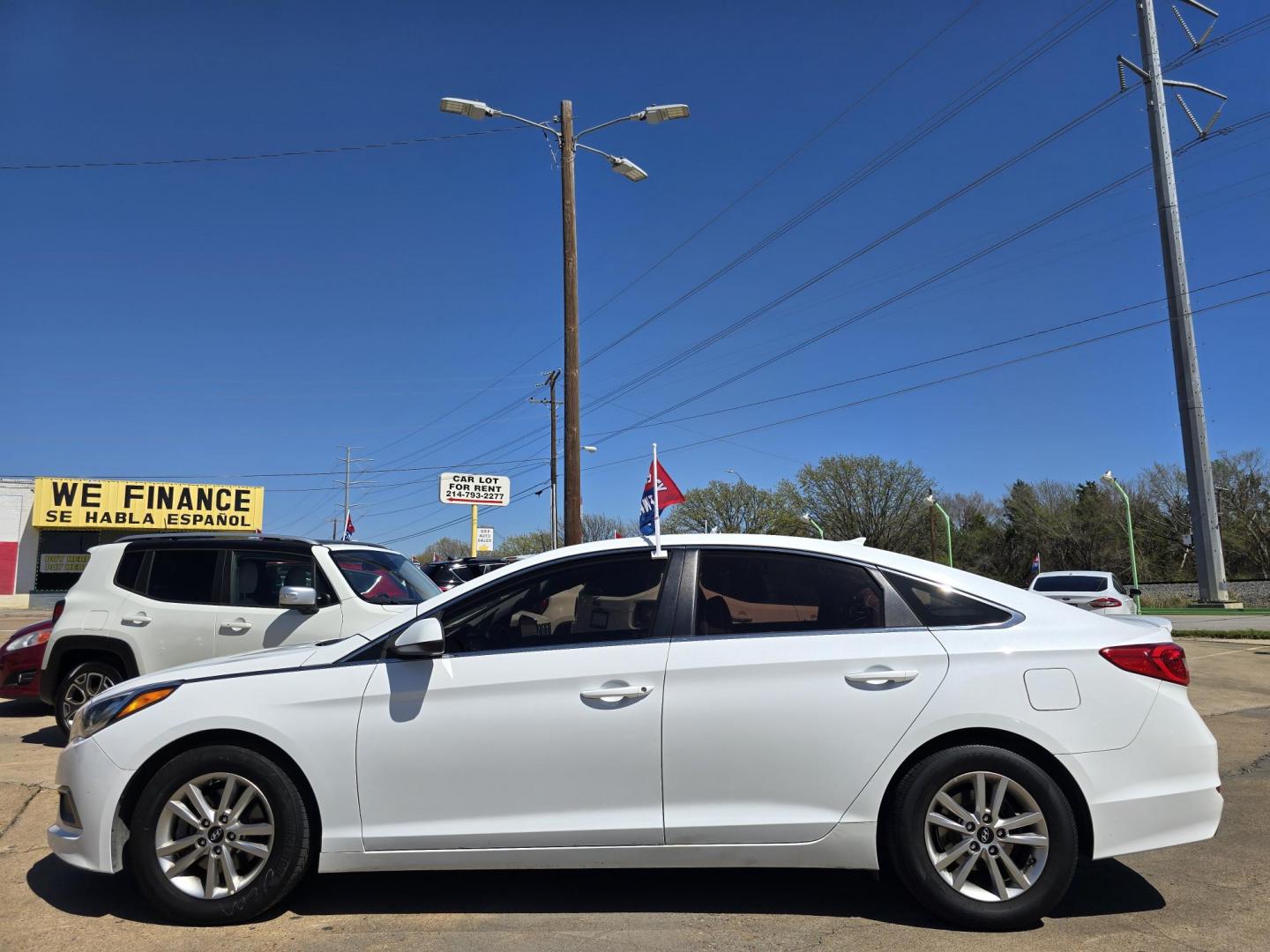 2016 DIAMOND WHITE Hyundai Sonata SE (5NPE24AF3GH) with an 2.4L L4 DOHC 16V engine, 7A transmission, located at 2660 S.Garland Avenue, Garland, TX, 75041, (469) 298-3118, 32.885551, -96.655602 - Photo#7