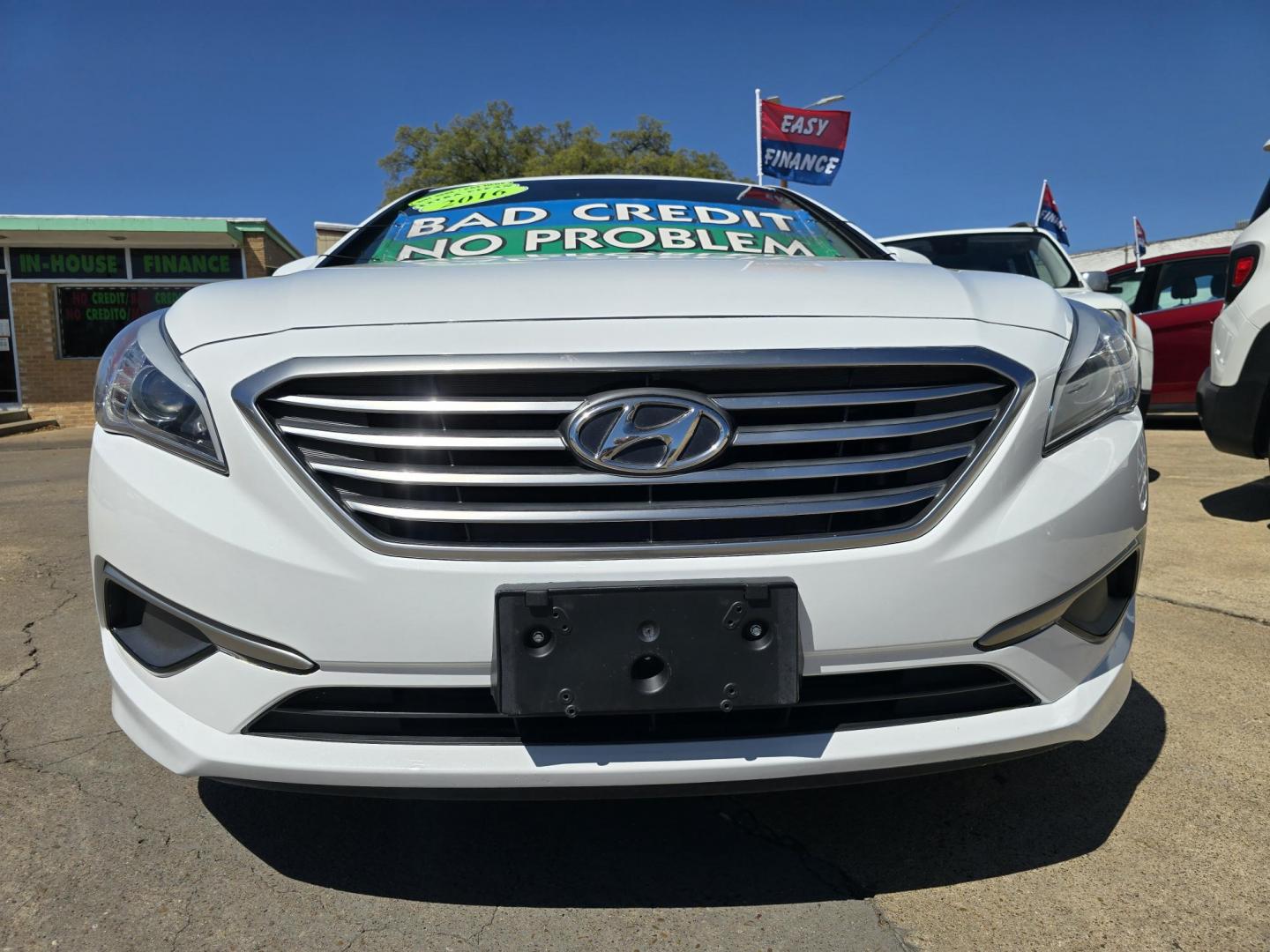 2016 DIAMOND WHITE Hyundai Sonata SE (5NPE24AF3GH) with an 2.4L L4 DOHC 16V engine, 7A transmission, located at 2660 S.Garland Avenue, Garland, TX, 75041, (469) 298-3118, 32.885551, -96.655602 - Photo#12