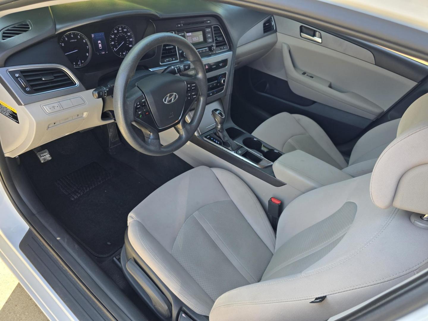 2016 DIAMOND WHITE Hyundai Sonata SE (5NPE24AF3GH) with an 2.4L L4 DOHC 16V engine, 7A transmission, located at 2660 S.Garland Avenue, Garland, TX, 75041, (469) 298-3118, 32.885551, -96.655602 - Photo#13